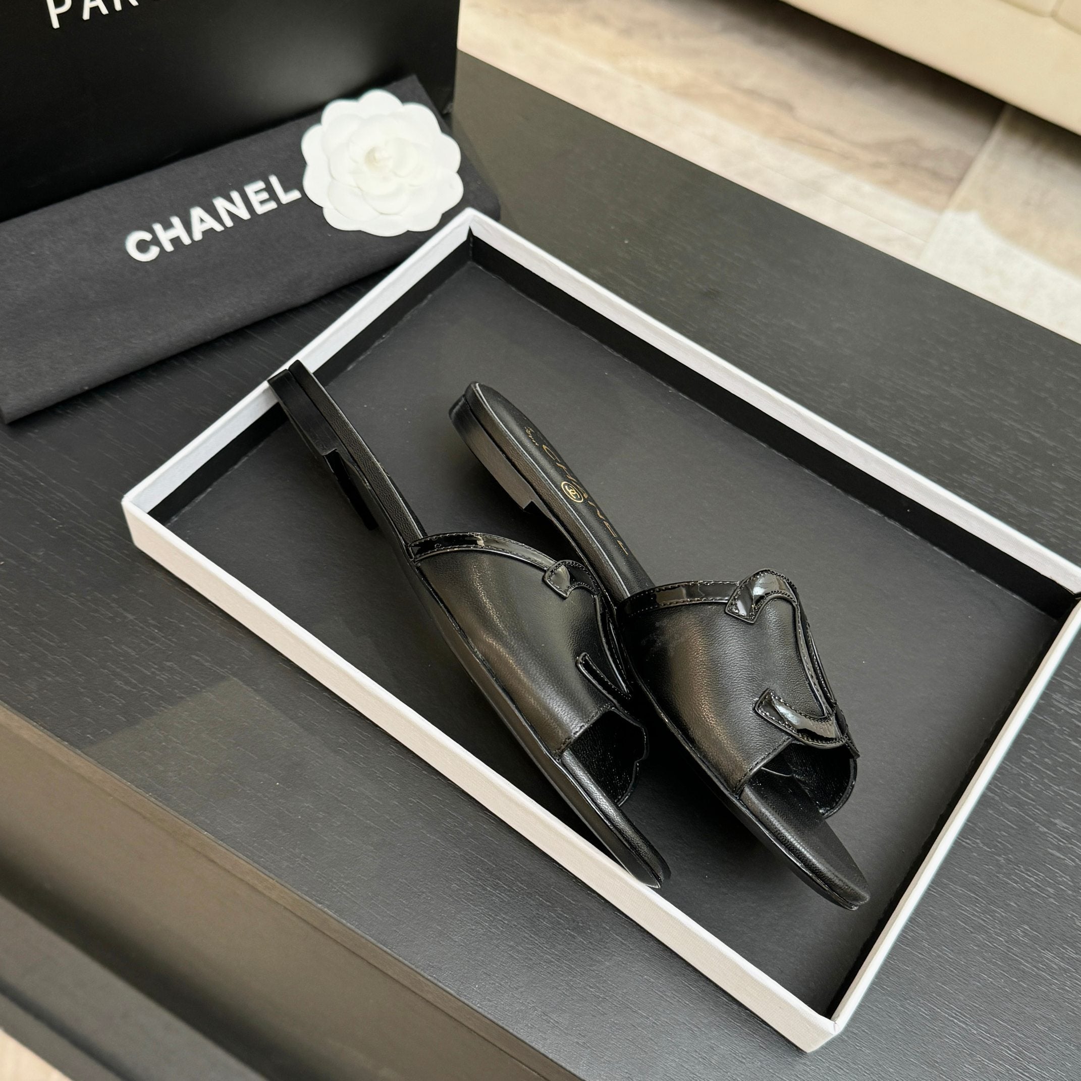 CC 2026 Flat Slippers Black Sheepskin Double C 700456