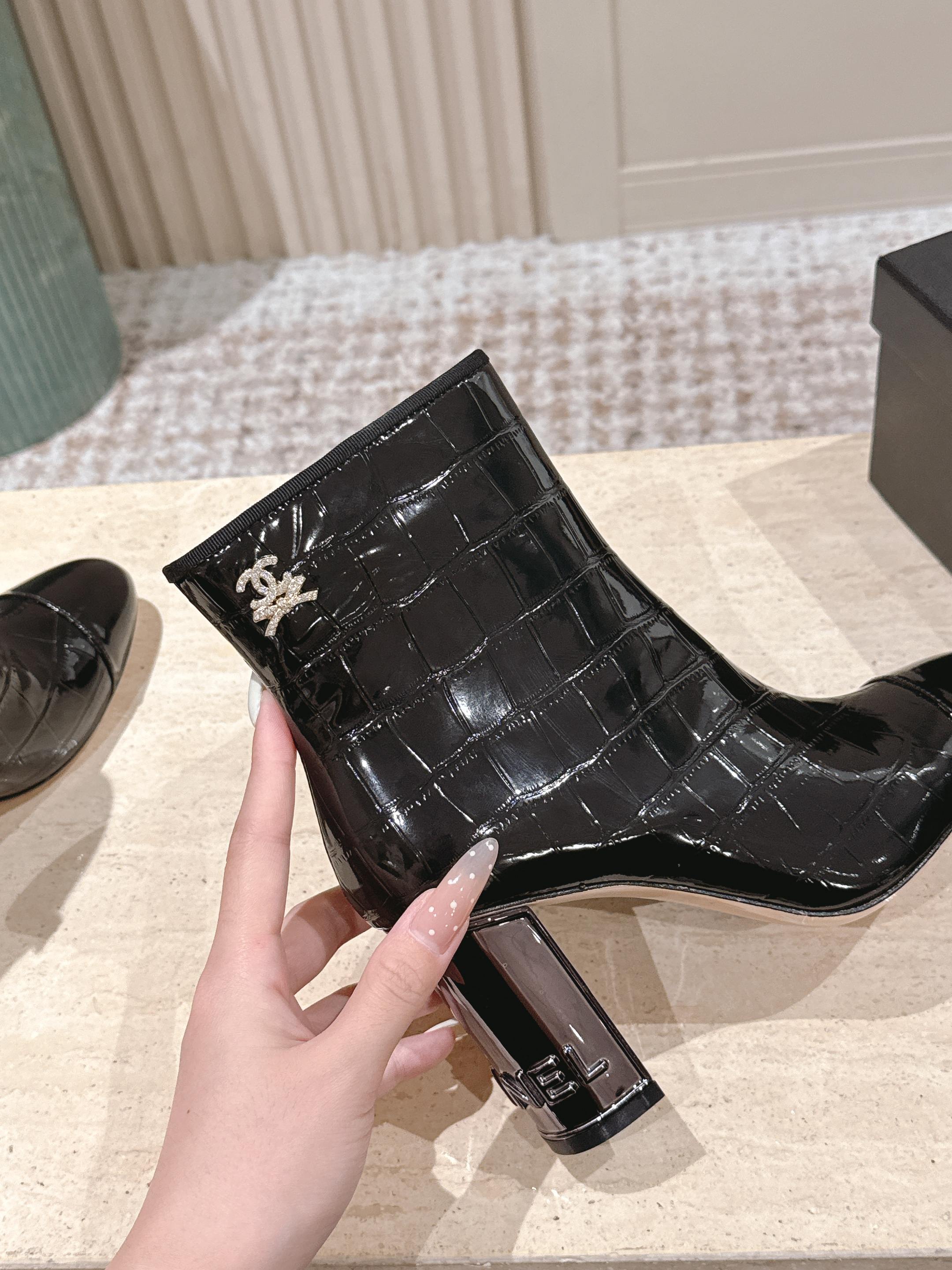 CC high-heeled ankle boots black patent calfskin 532831