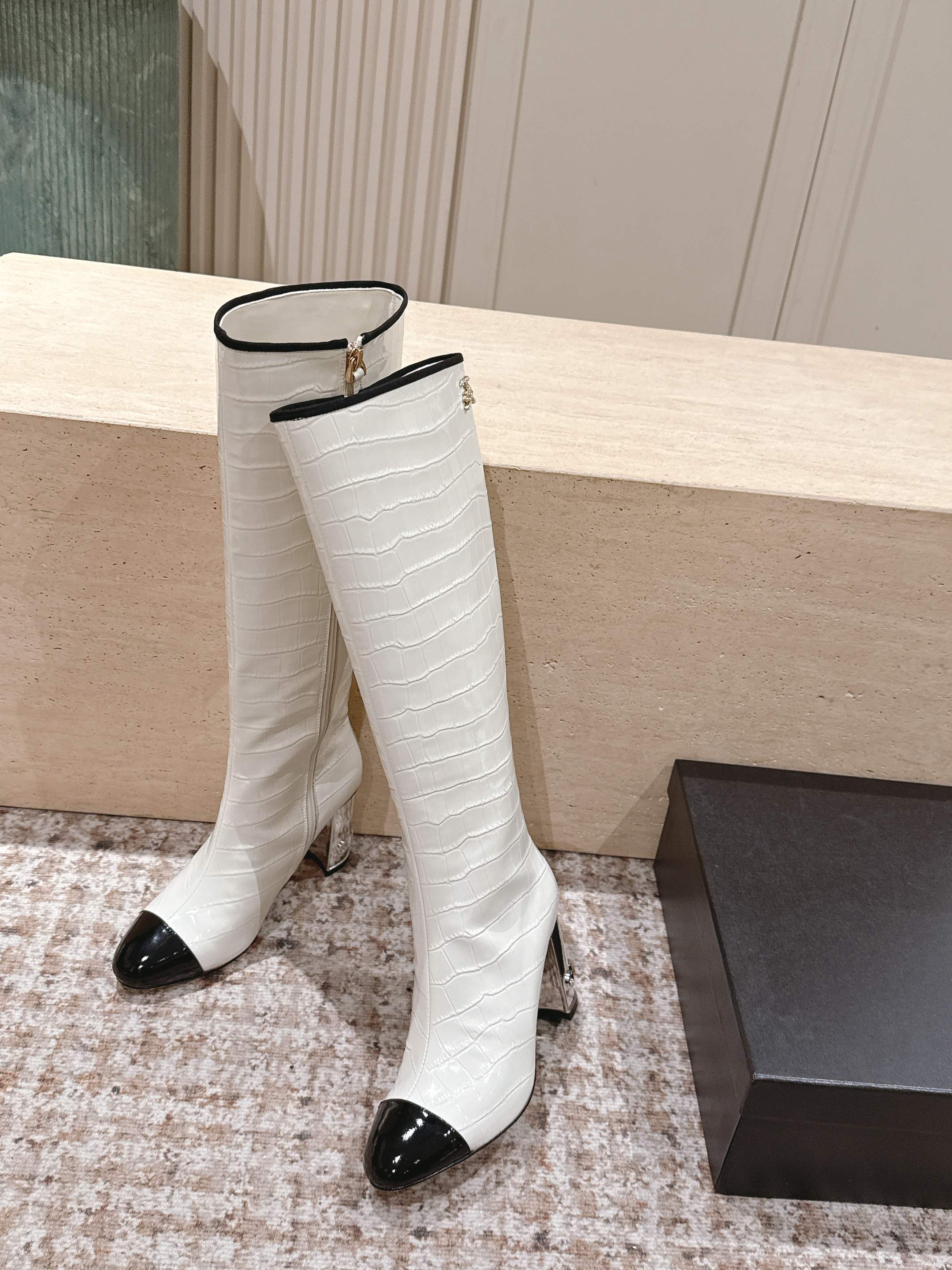 CC high-heeled boots white black patent calfskin 532834