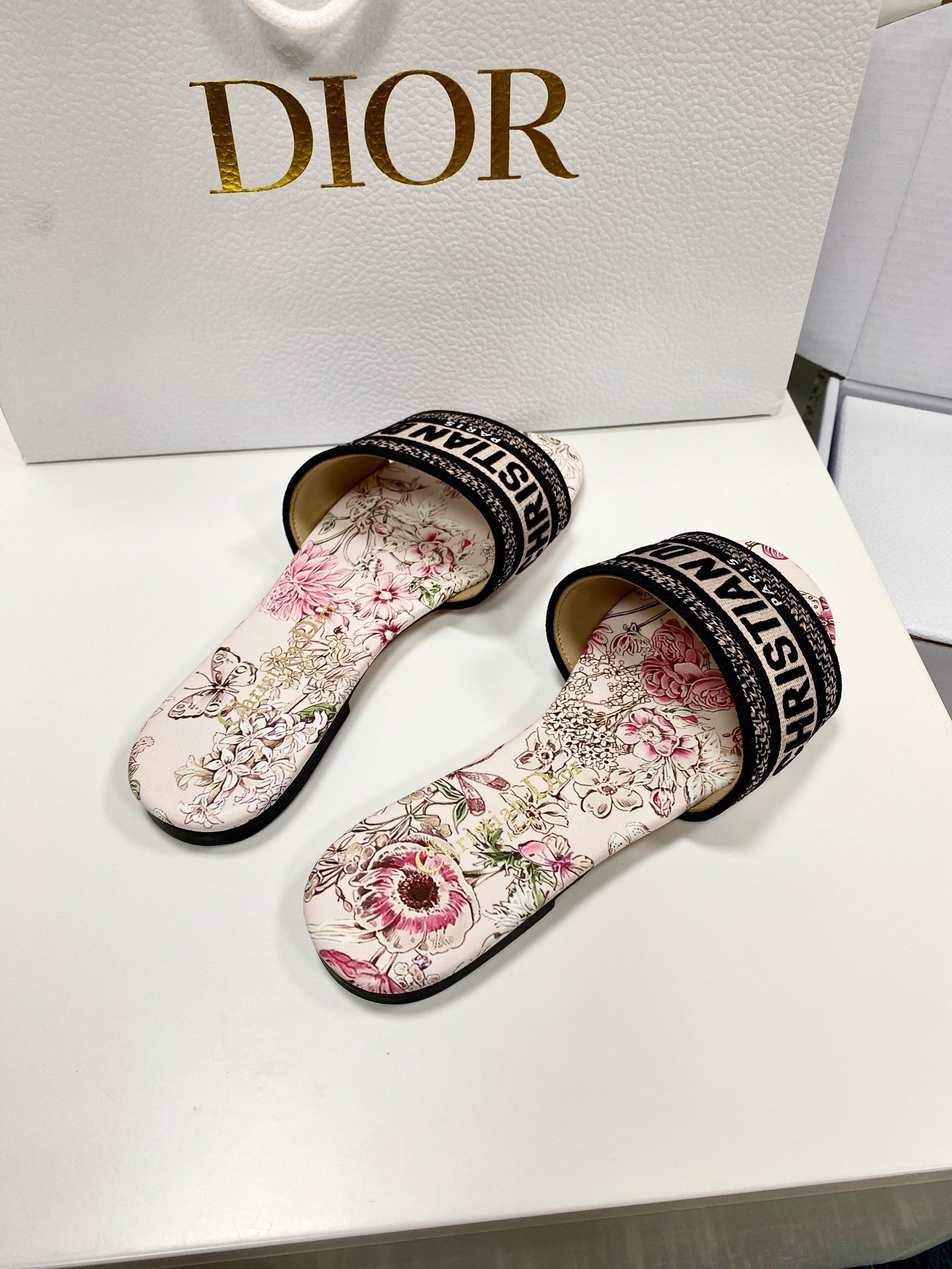 CD 26s Embroidered Sandals Light Pink Black Canvas Leather 683010