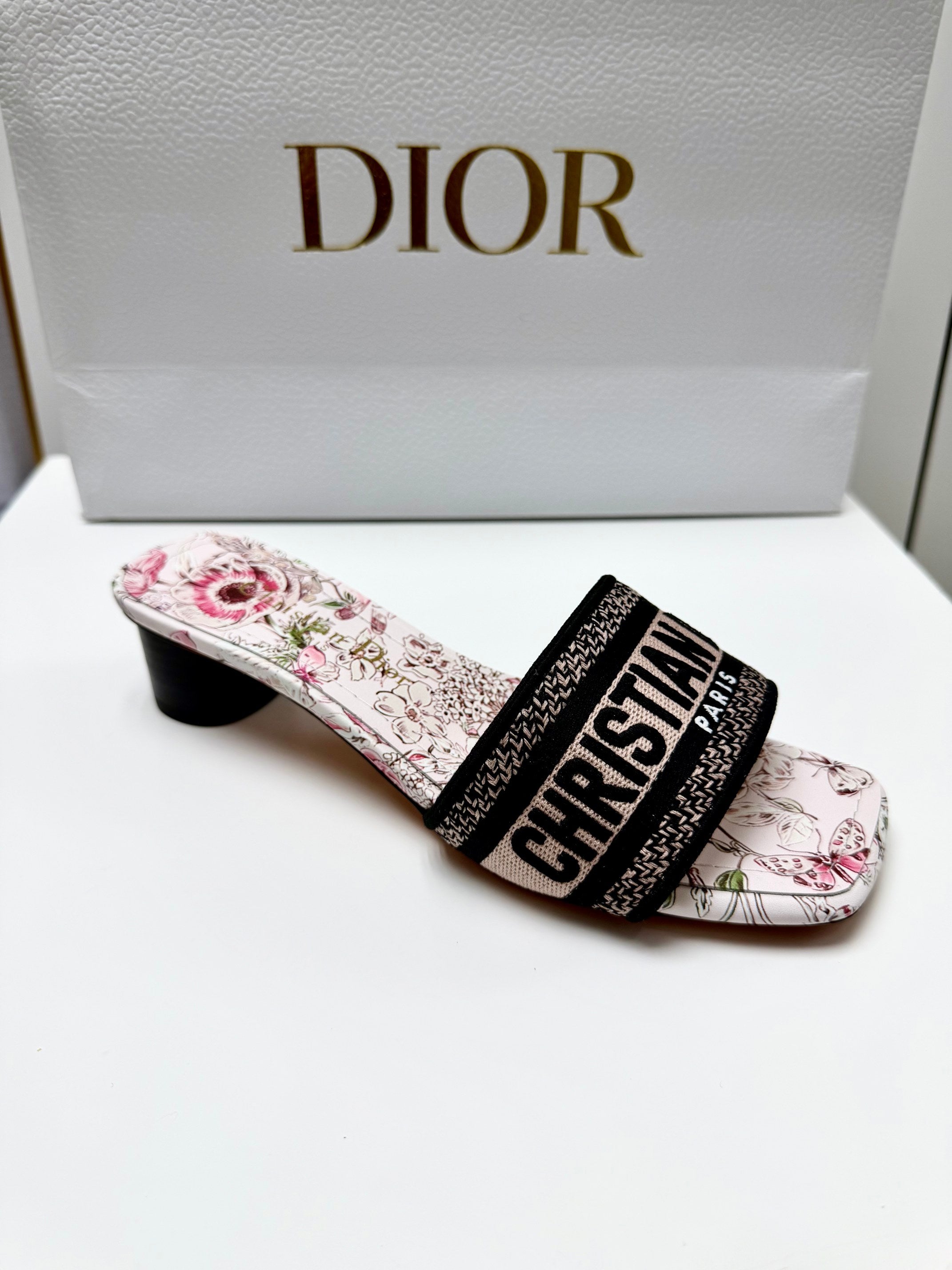 CD 26s Embroidered Sandals Light Pink Black Canvas Leather 683010