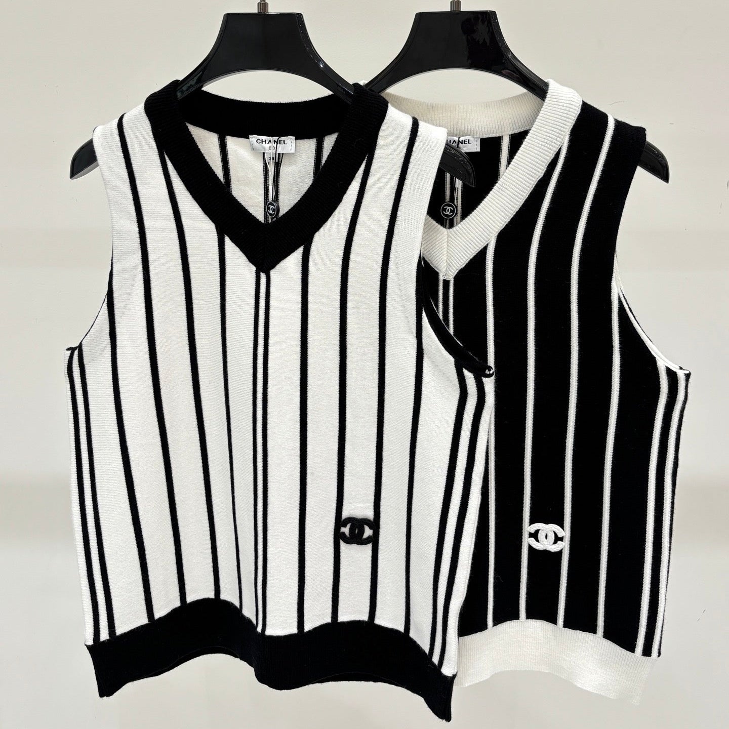 Chanel 2026 V-neck Color Block Logo Double C Stripe Vest Wool 413804