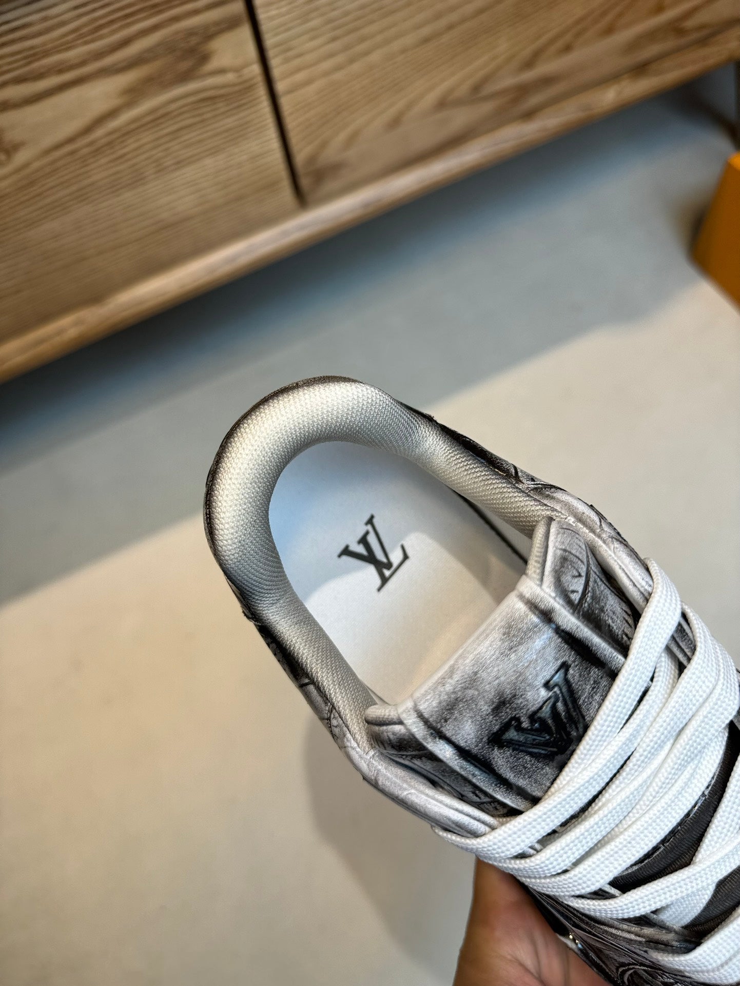 LV MEN'S LUXURY DESIGNER SPORTS BLACK SNEAKERS