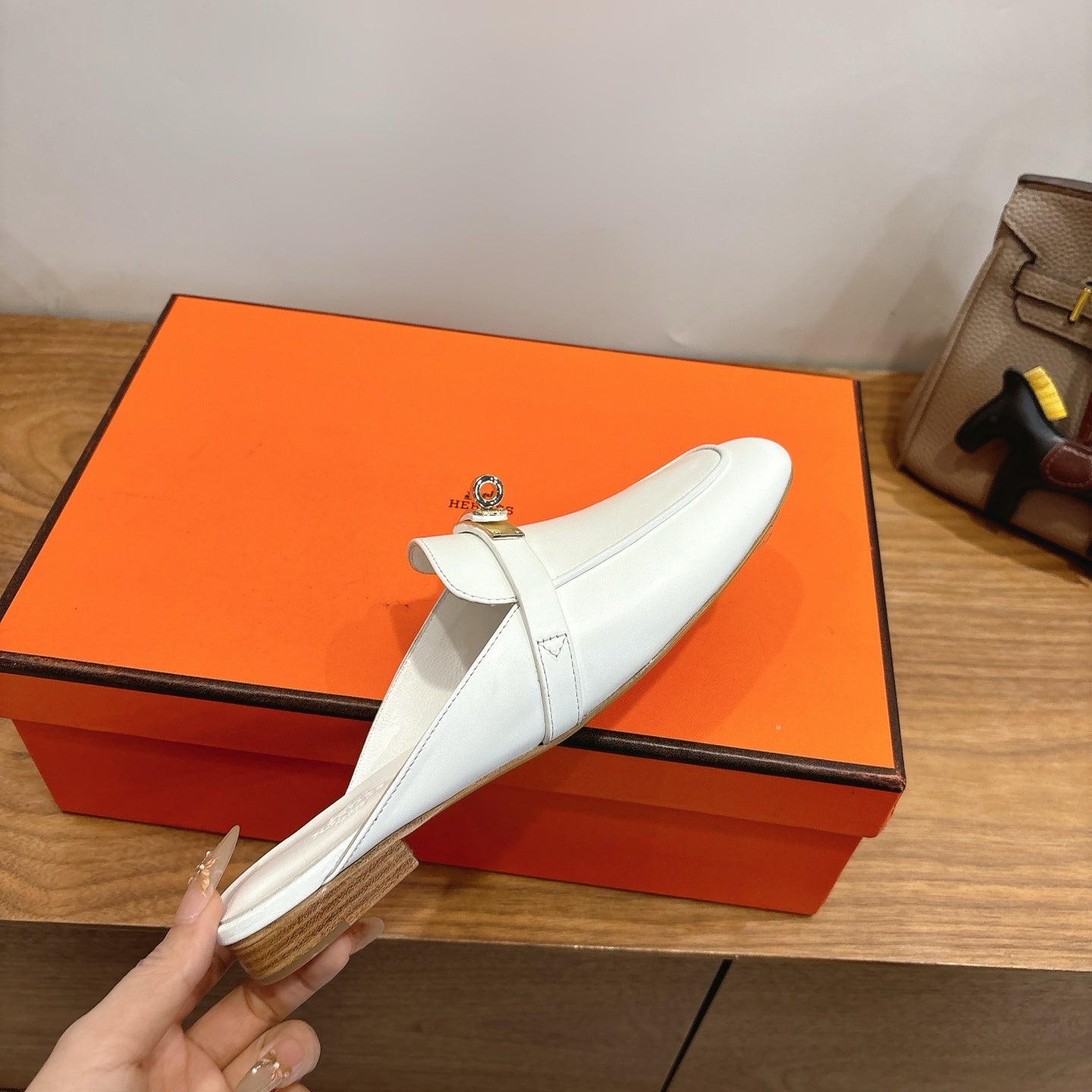 HM 26ss Mule White Calfskin Gold Buckle 638468