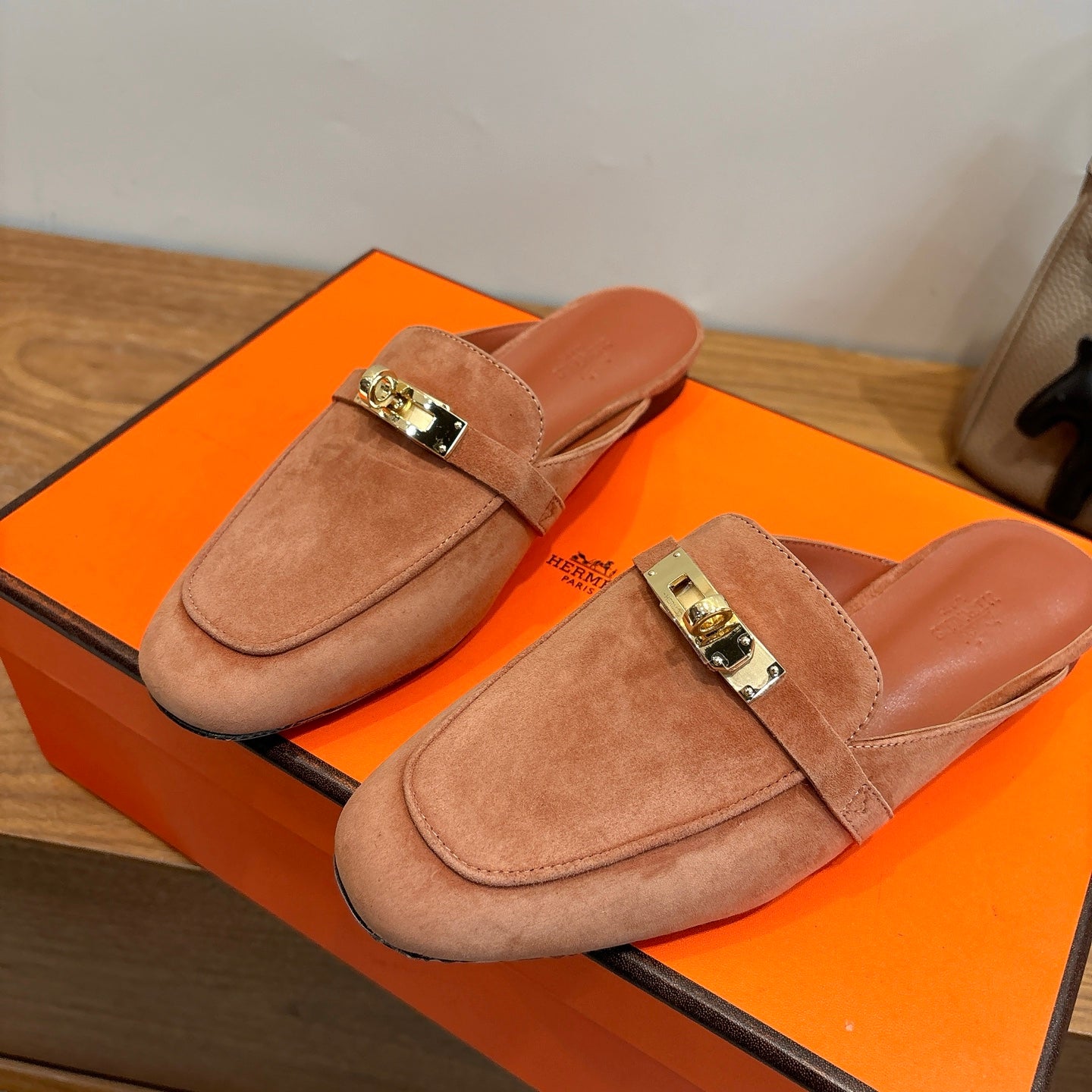 HM 26ss Mule Camel Brown Suede Calfskin 638483
