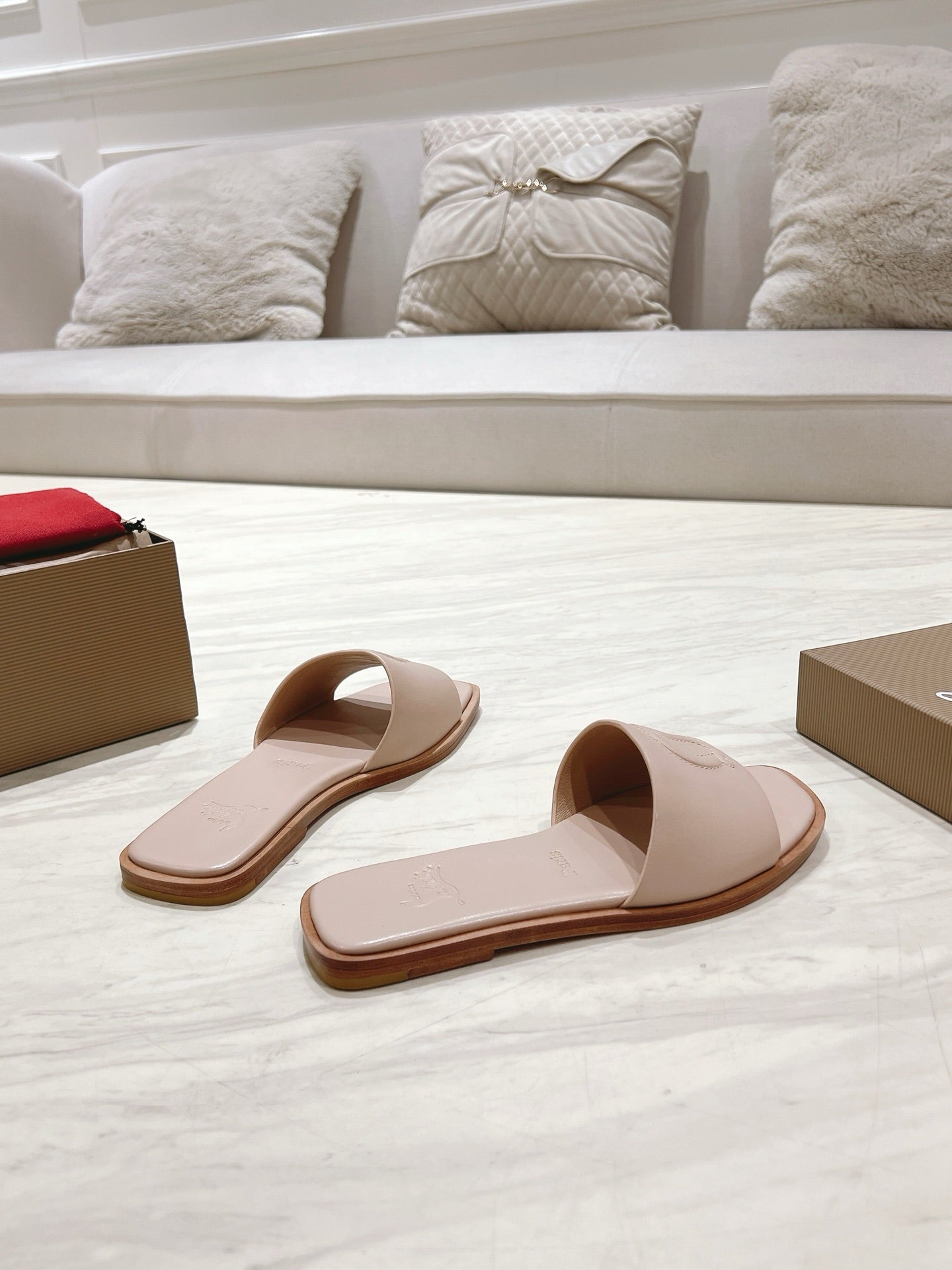 CL 25 Slippers Nude Top Layer High Gloss Calfskin 307500