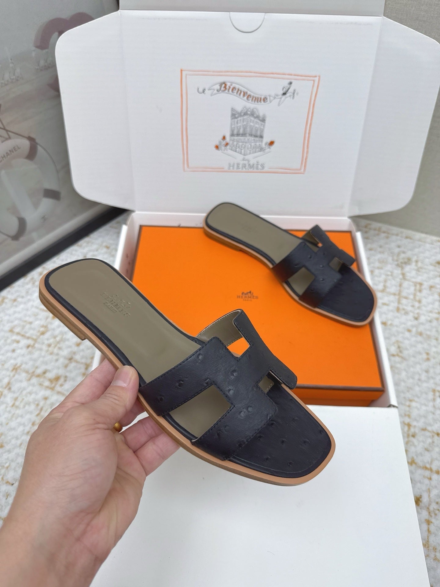 HM 26ss Oran Sandals Taupe Navy Blue Ostrich Leather 625089