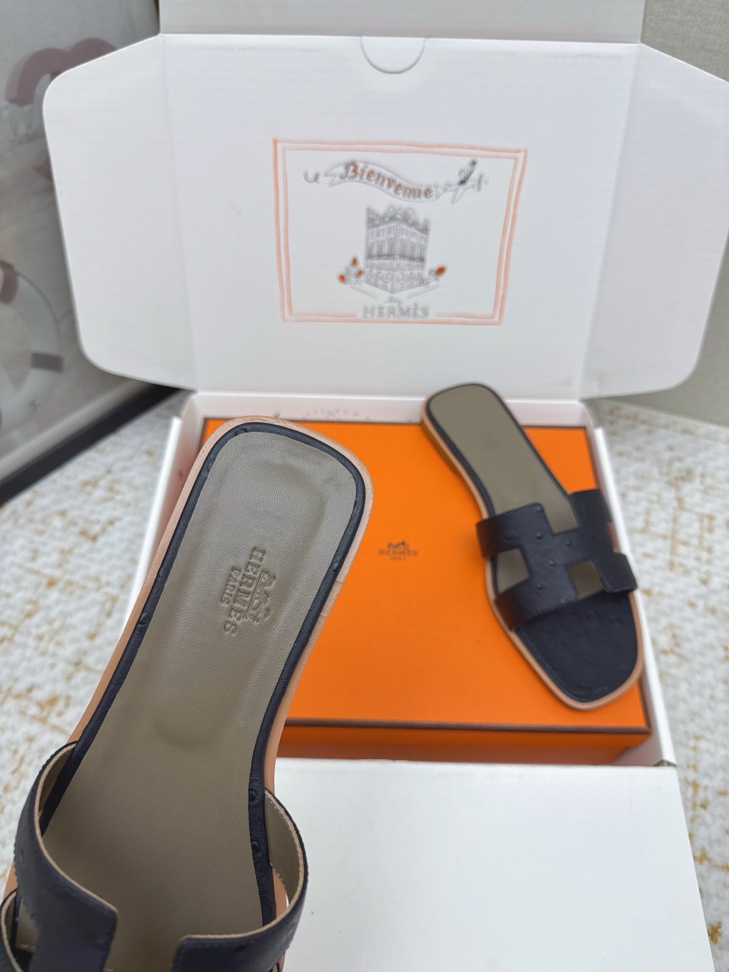 HM 26ss Oran Sandals Taupe Navy Blue Ostrich Leather 625089