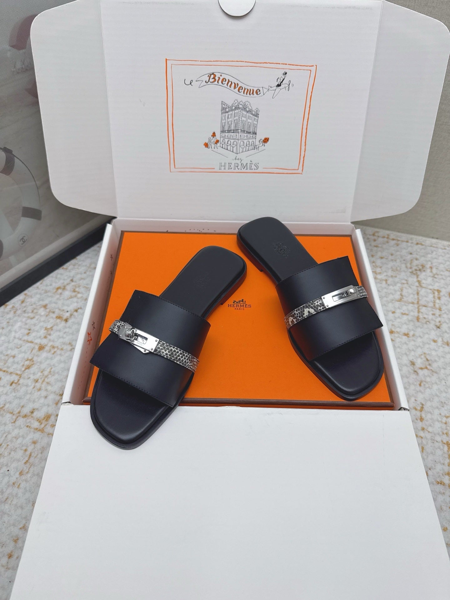 HM 26ss Slippers Black Cowhide Sliver Buckle 625153