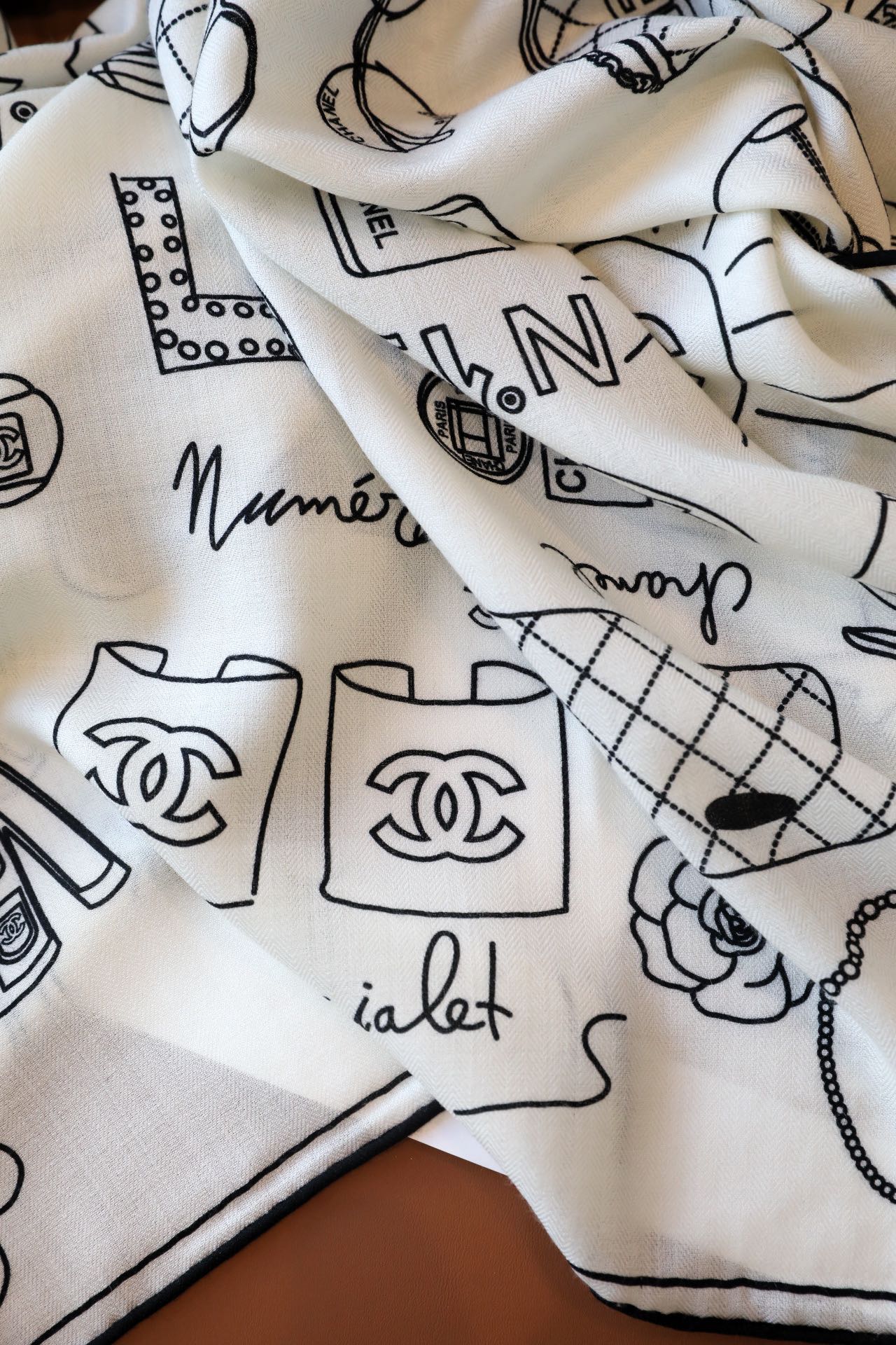 CC Square Scarf 140 CM In White Mix Black Cashmere Silk 383796