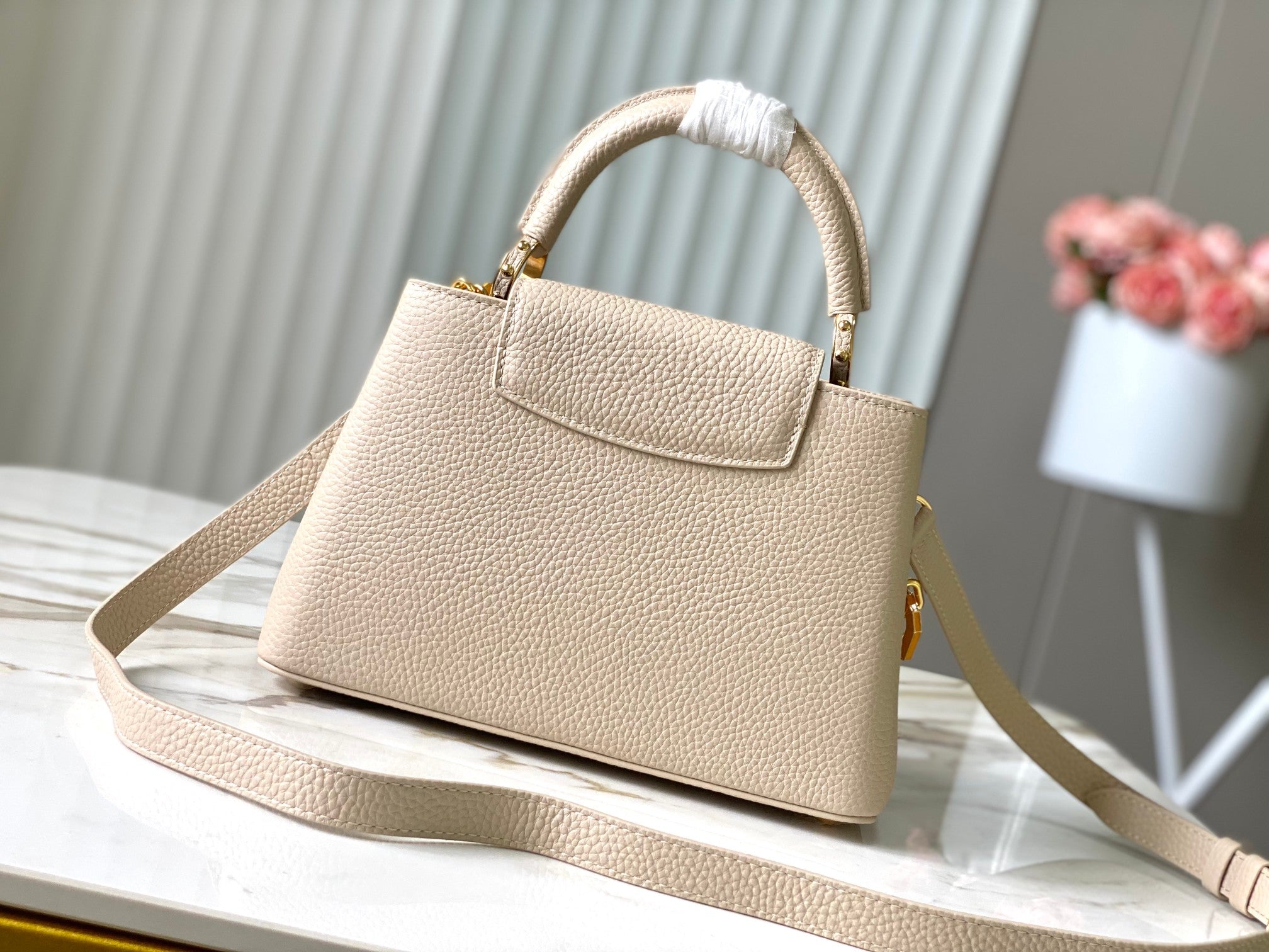 CAPUCINES BB 27CM BEIGE TAURILLON LEATHER