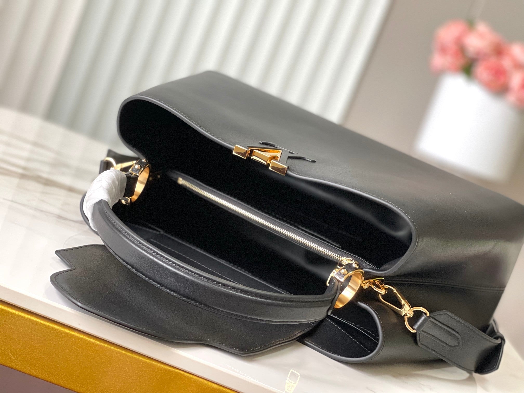 CAPUCINES GM 38CM BLACK TAURILLON LEATHER