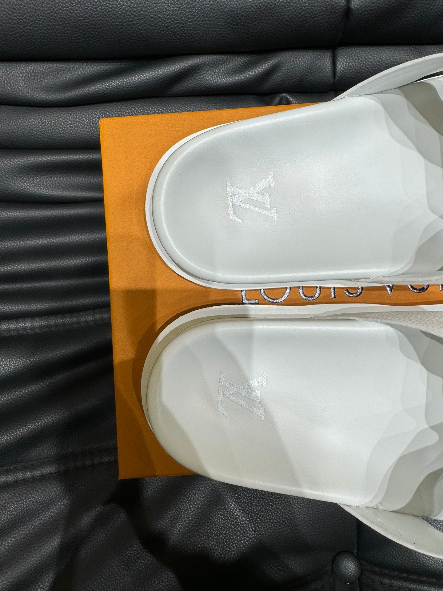 LV OASIS MULE IN WHITE CALFSKIN