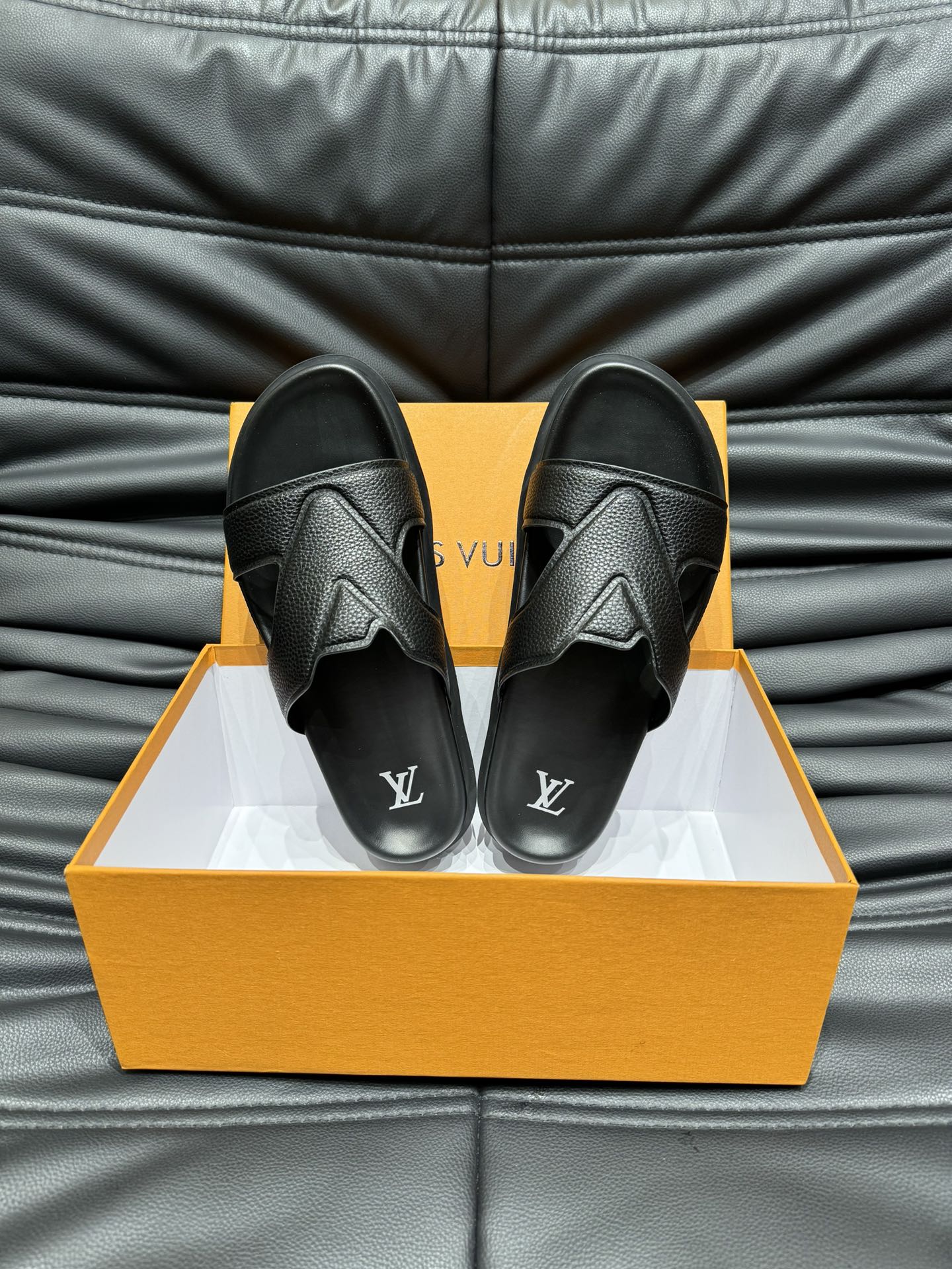 LV OASIS MULE IN BLACK CALFSKIN