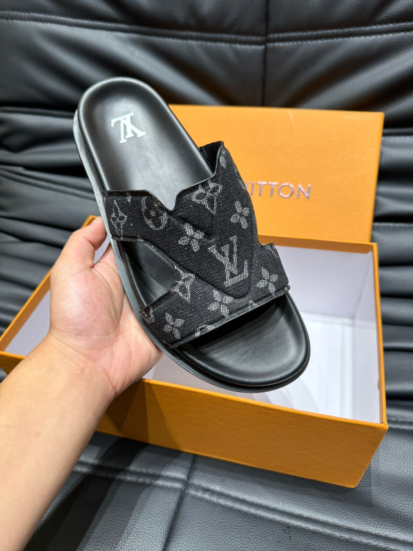 LV OASIS MULE IN BLACK MONOGRAM JACQUARD