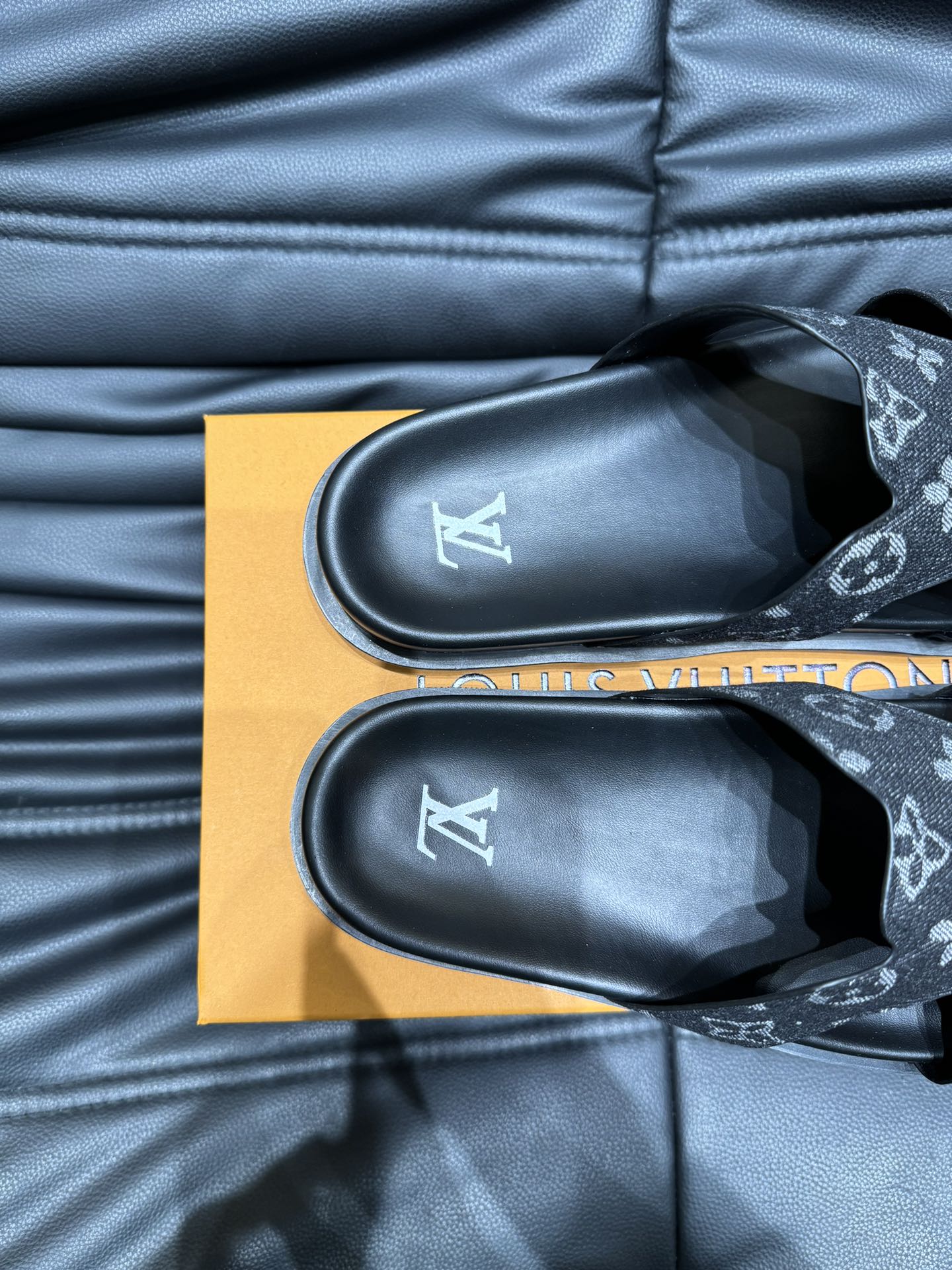 LV OASIS MULE IN BLACK MONOGRAM JACQUARD