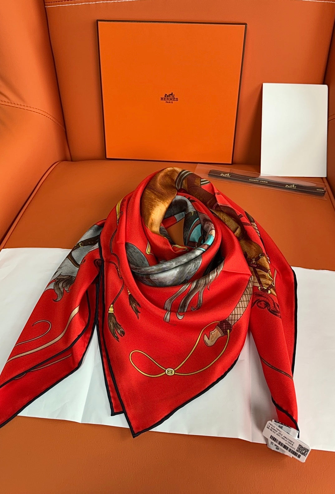 HM 26s 90 House Scarf Red Colorful Mulberry Silk 153371