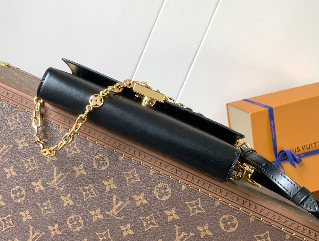 Wallet On Chain Capucines handbag Black Cowhide 250406