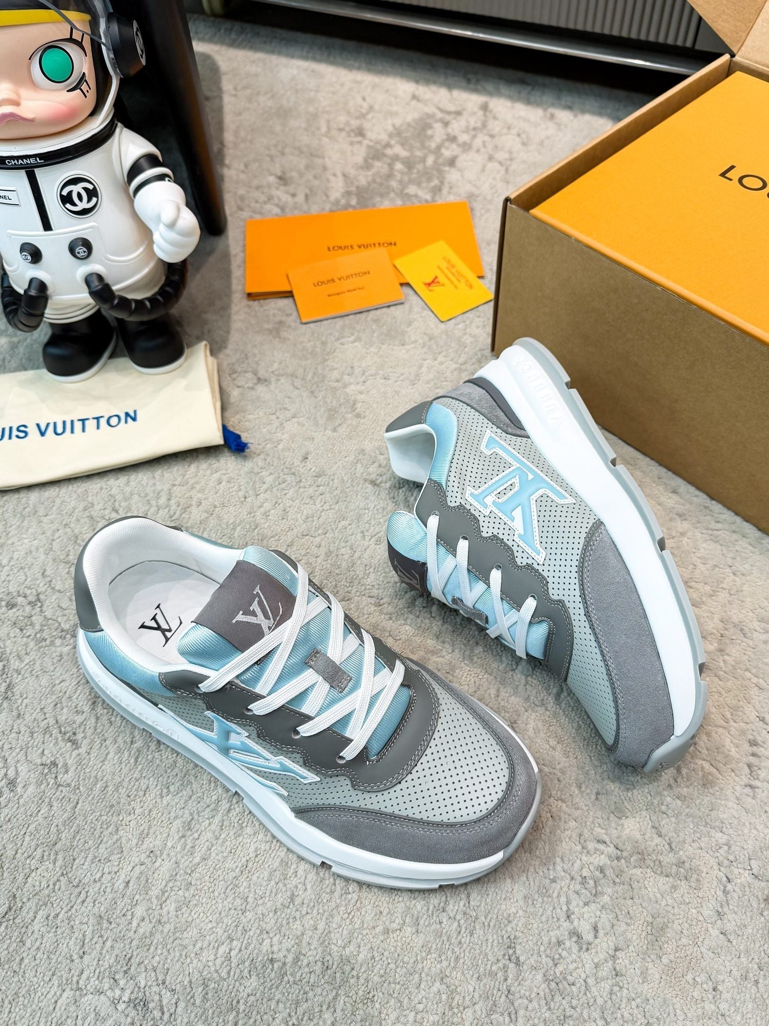 LV 26ss Classic Sneaker Gray Blue Mesh Suede 625425