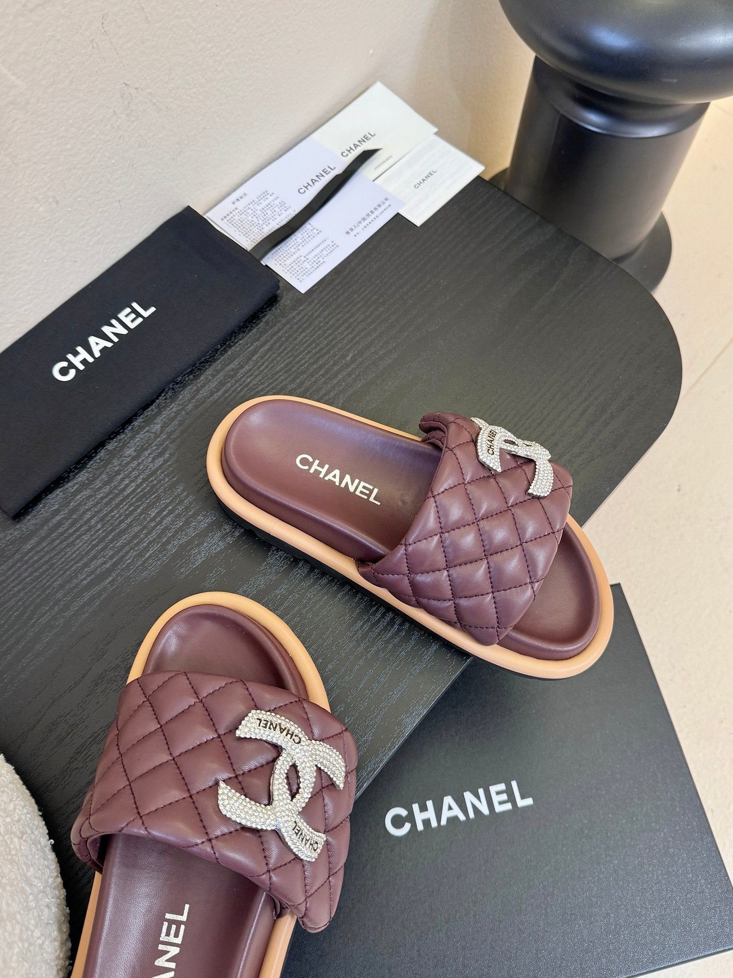 CC 26s Slippers Burgundy Beige Sheepskin 627178