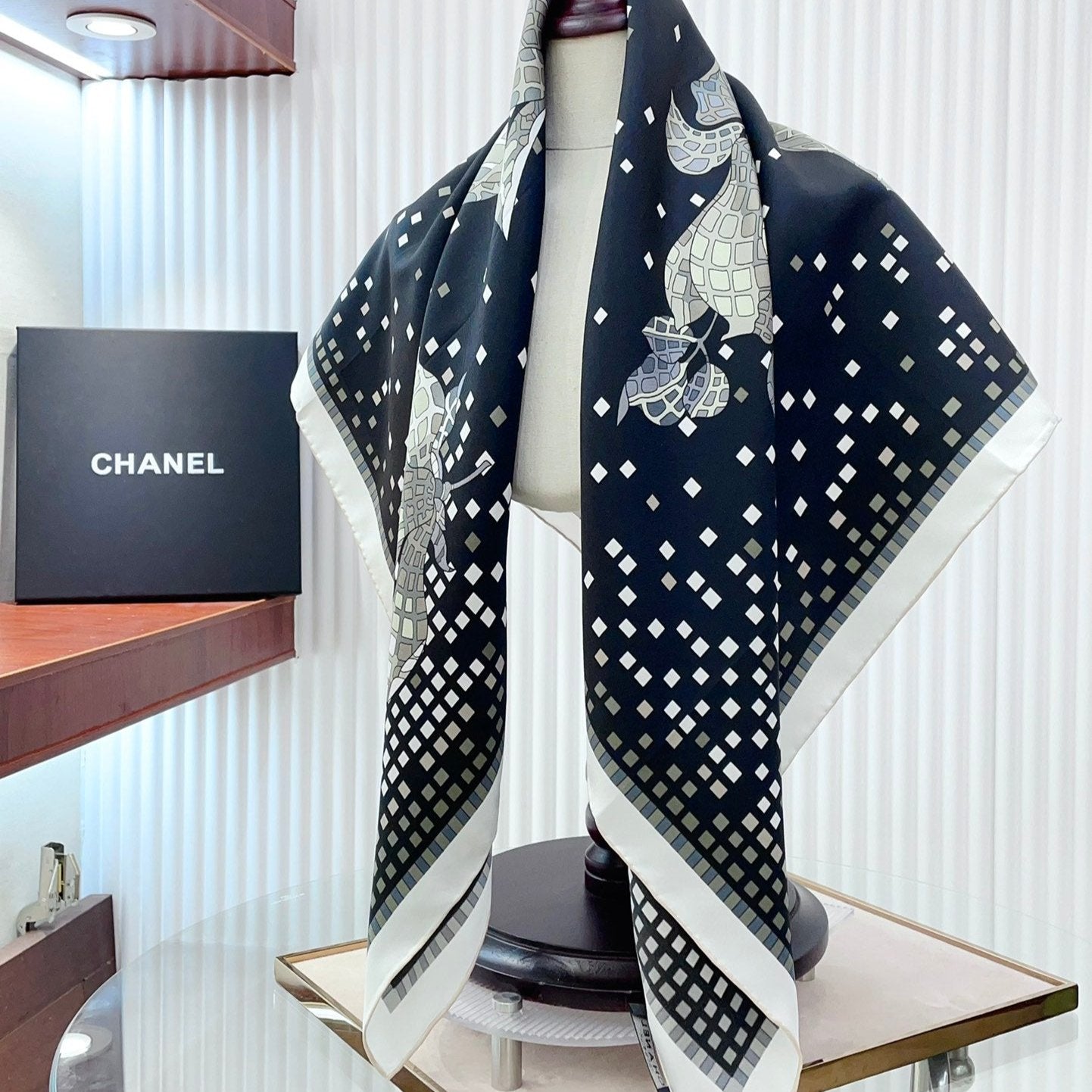 CC Square Scarf 90 CM In Black Camellia Silk Twill  193837