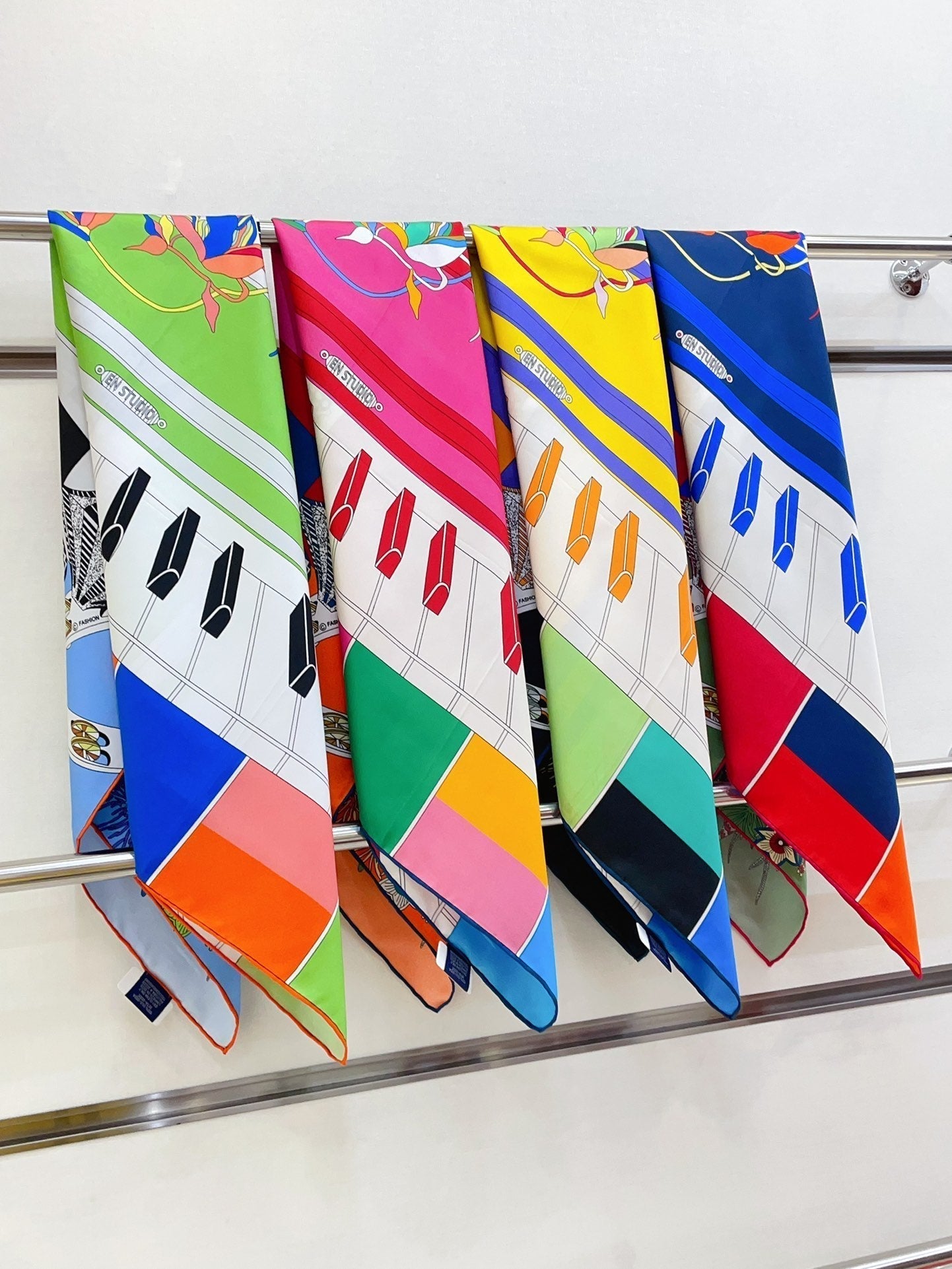 En Studio Scarf 90 CM In Colorful Silk Twill  235406