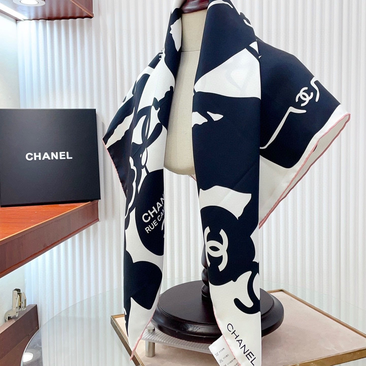 CC Square Scarf 90 CM In White Mix Black Silk  305180