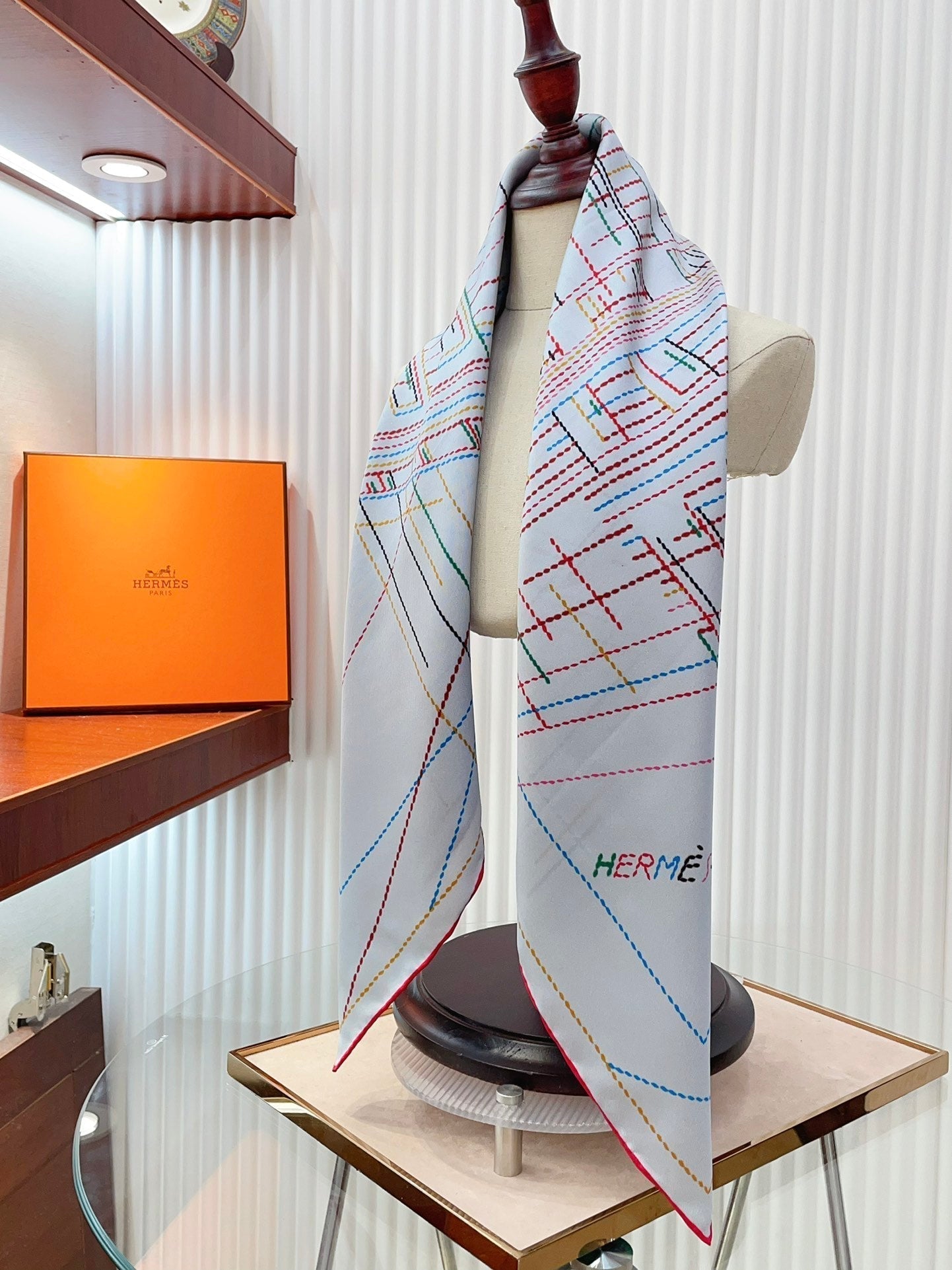 Pique Sellier Shawl 90 CM In Grey White Colorful Silk Twill 312869