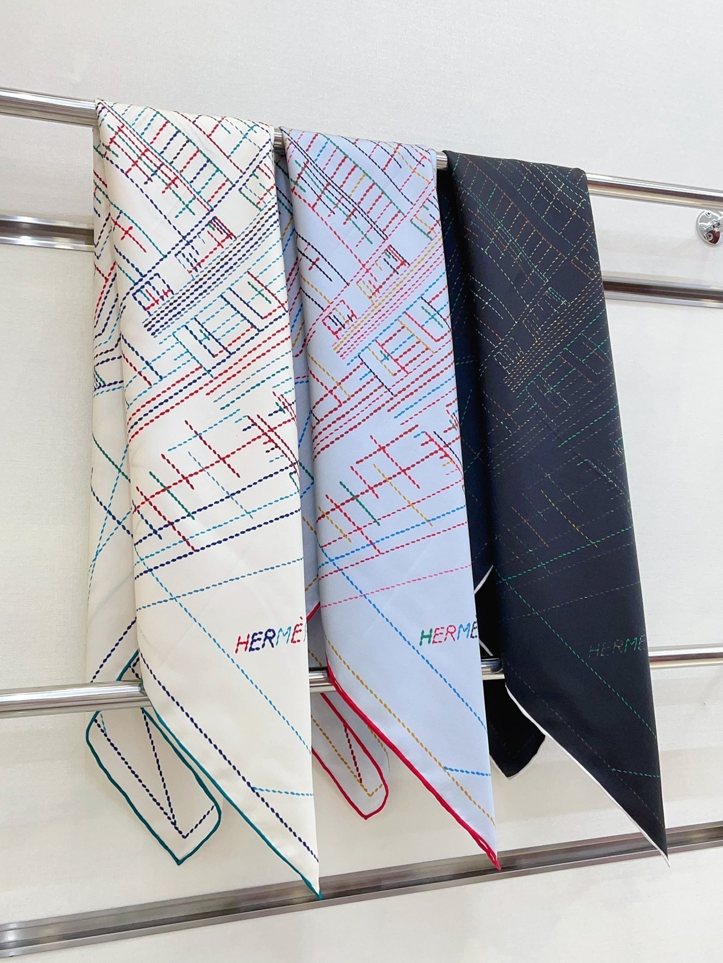 Pique Sellier Shawl 90 CM In Grey White Colorful Silk Twill 312869