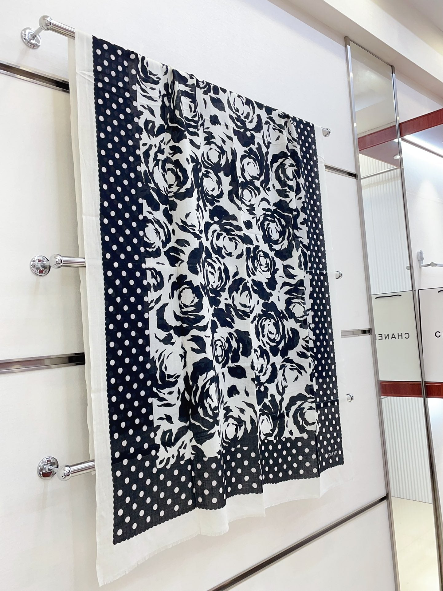 CC Scarf 200 CM In Black Mix White Small Flower Cashmere Silk 351690