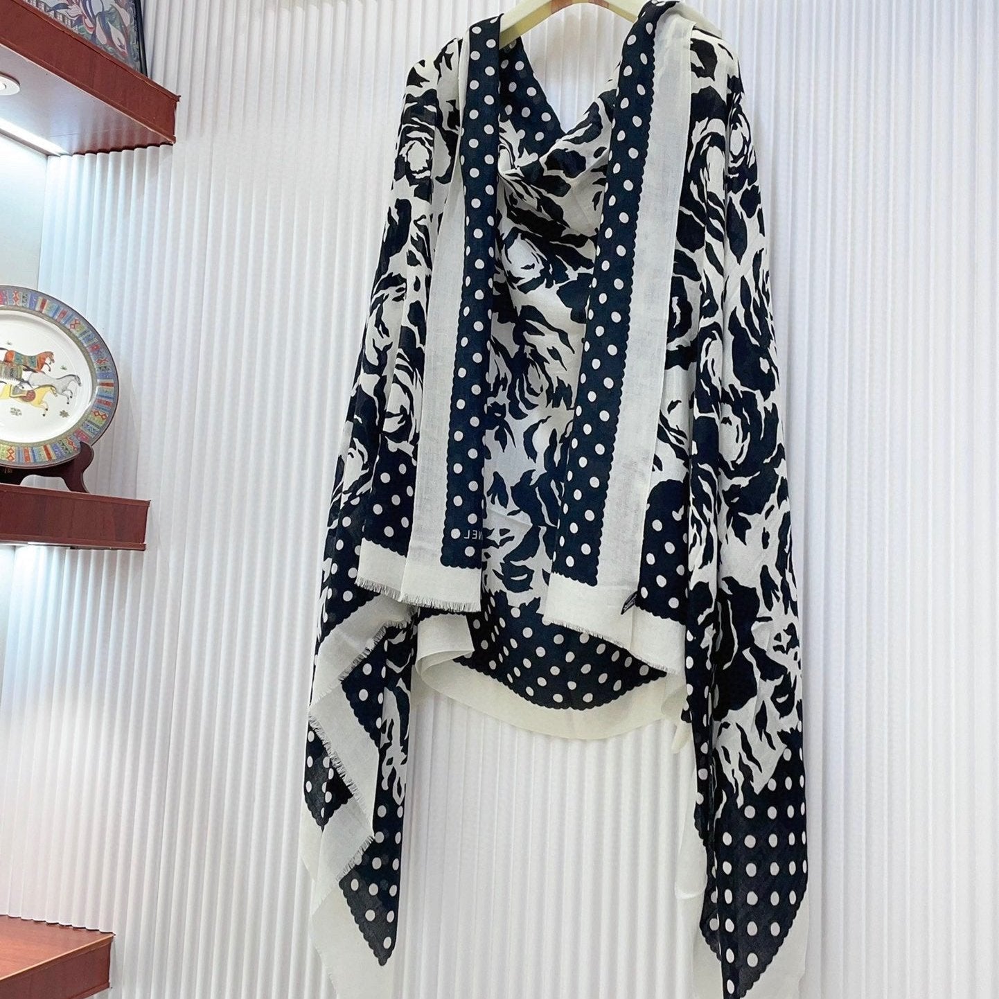 CC Scarf 200 CM In Black Mix White Small Flower Cashmere Silk 351690