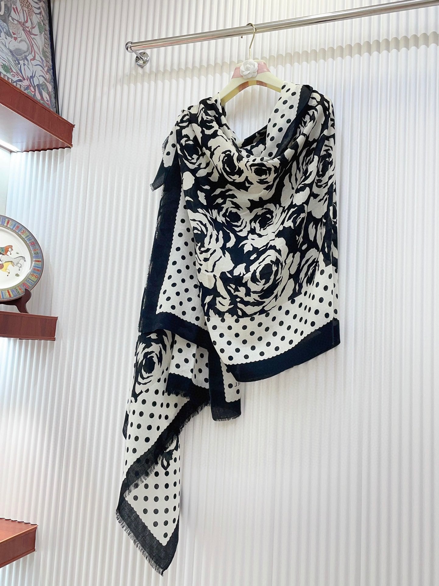 CC Scarf 200 CM In White Mix Black Small Flower Cashmere Silk 351691