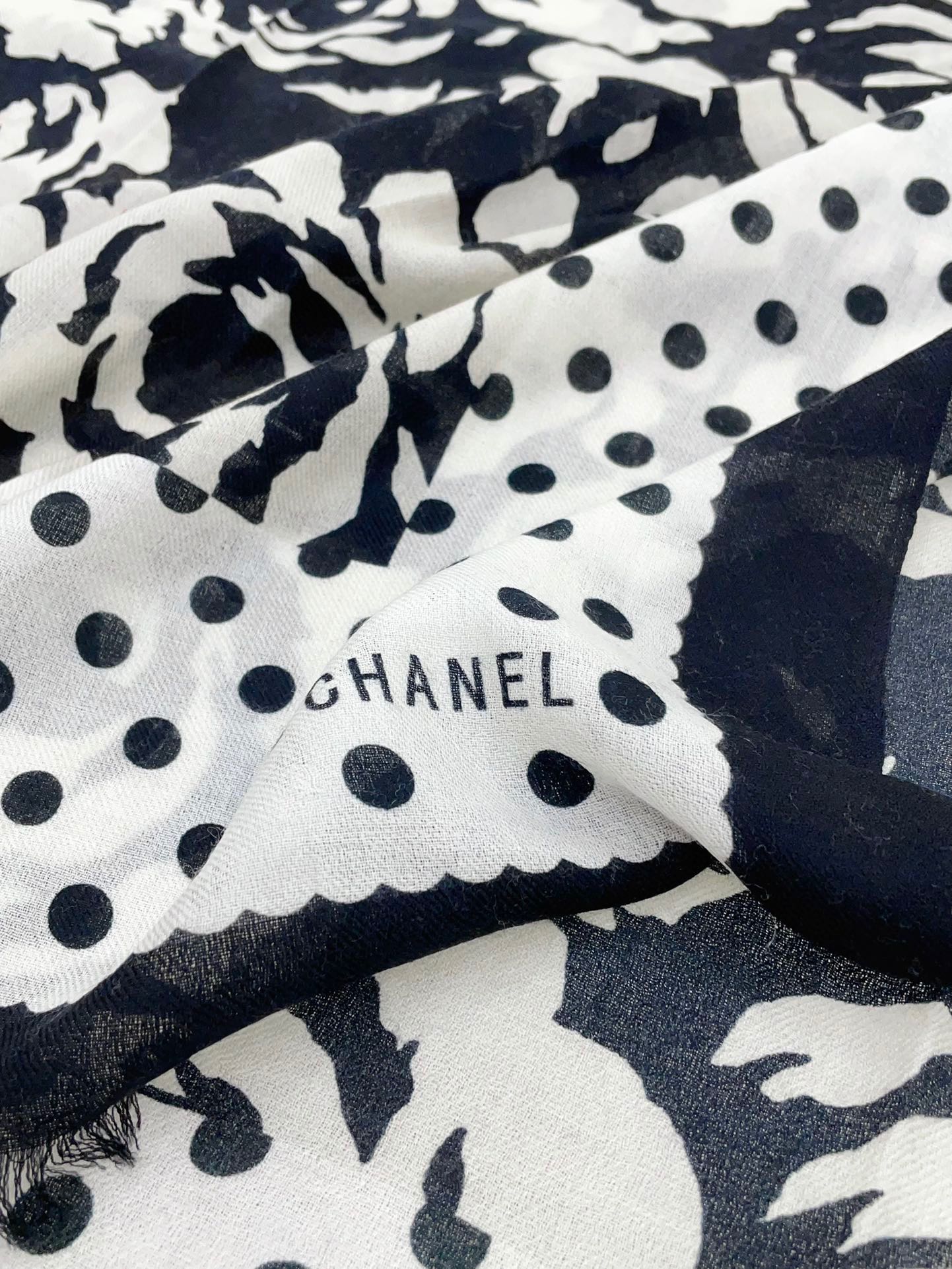 CC Scarf 200 CM In White Mix Black Small Flower Cashmere Silk 351691