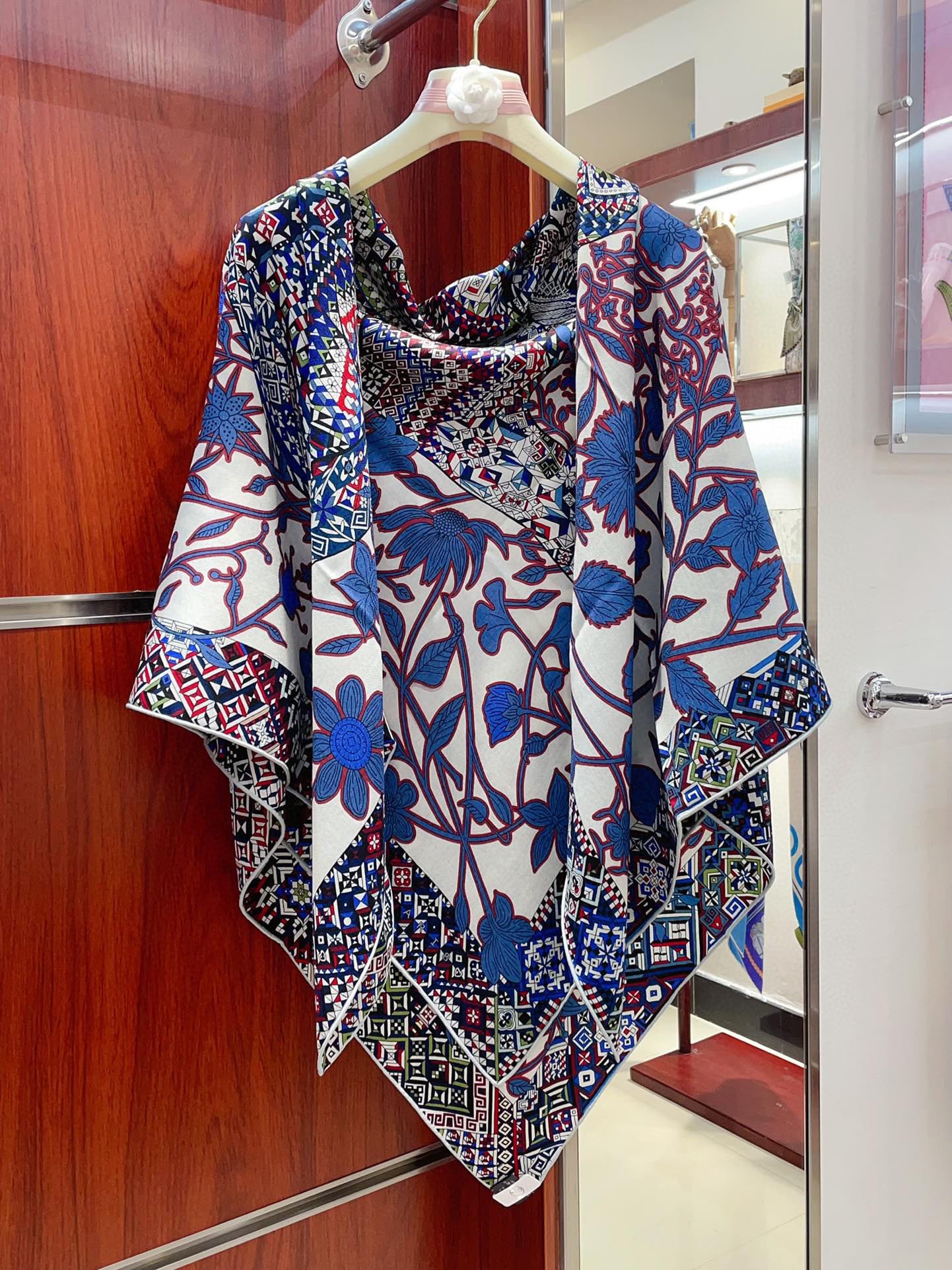 Le Jaguar Et Le Colibri Shawl 135 CM Blue Colorful Cashmere And Silk 357902