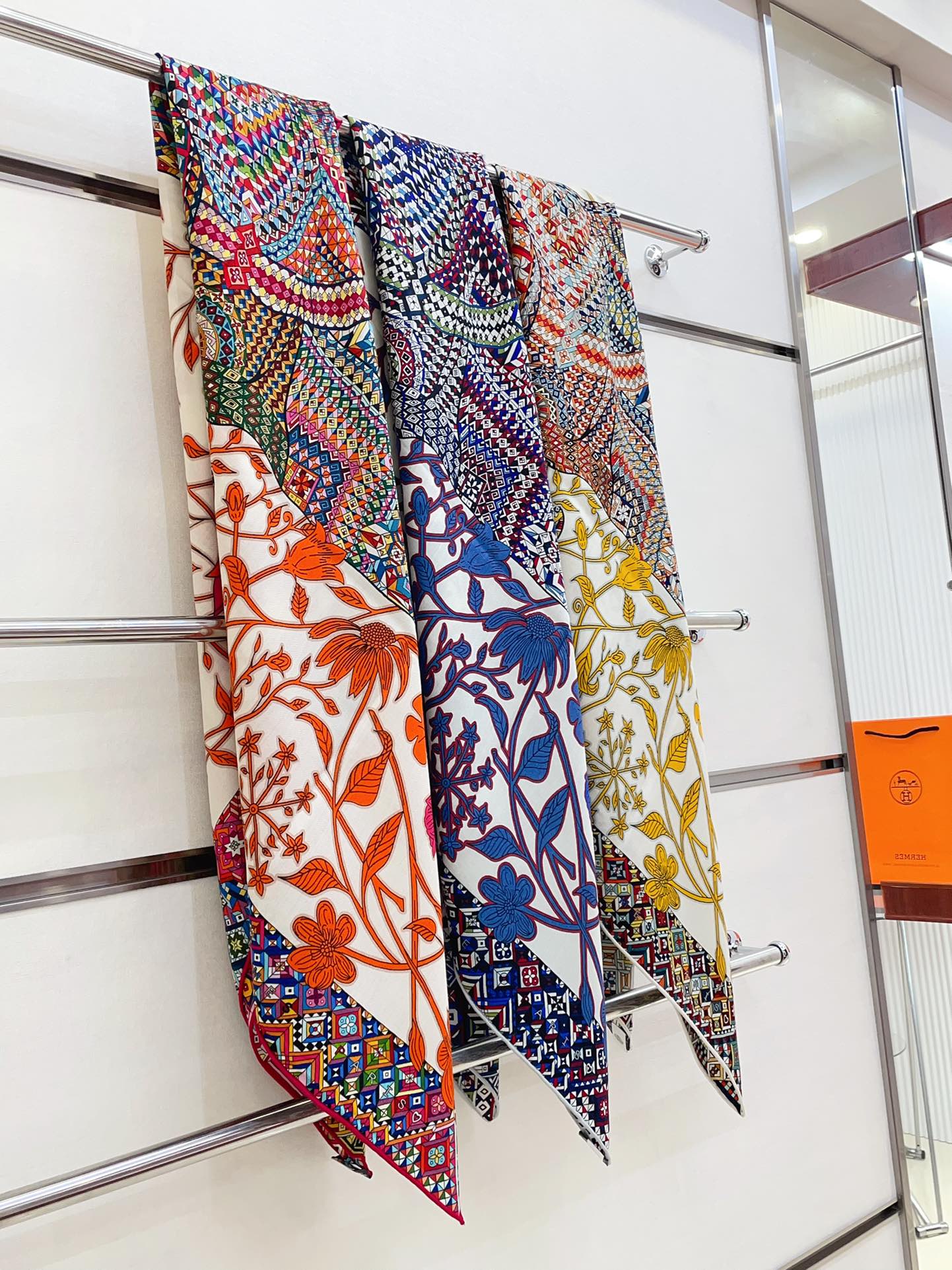 Le Jaguar Et Le Colibri Shawl 135 CM Red Colorful Cashmere And Silk  357904