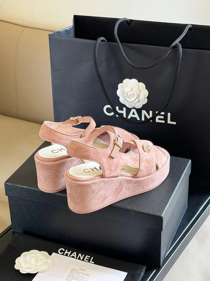 CC CLASSIC WEDGE SANDALS IN LIGHT PINK LAMBSKIN SUEDE