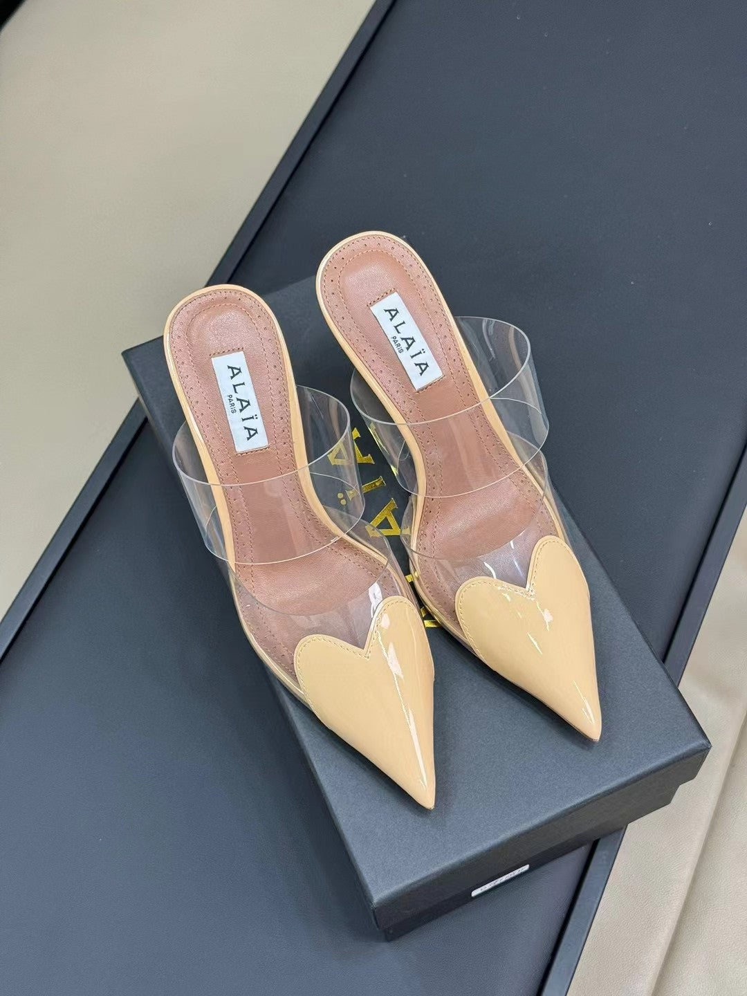 alaia mule 90 optic beige heart lambskin