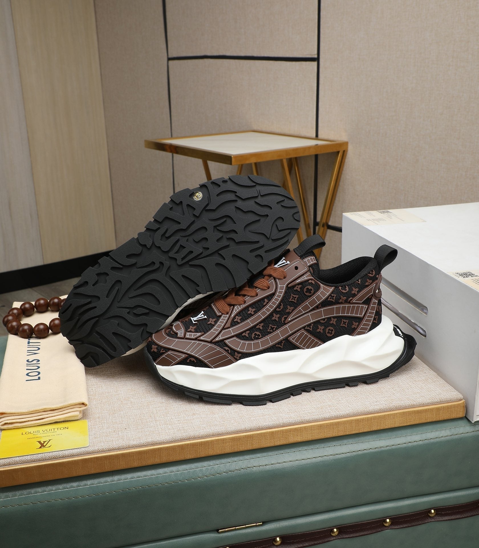 LV TRAINER IN CHOCOLATE BROWN CALFSKIN AND BREATHABLE MESH