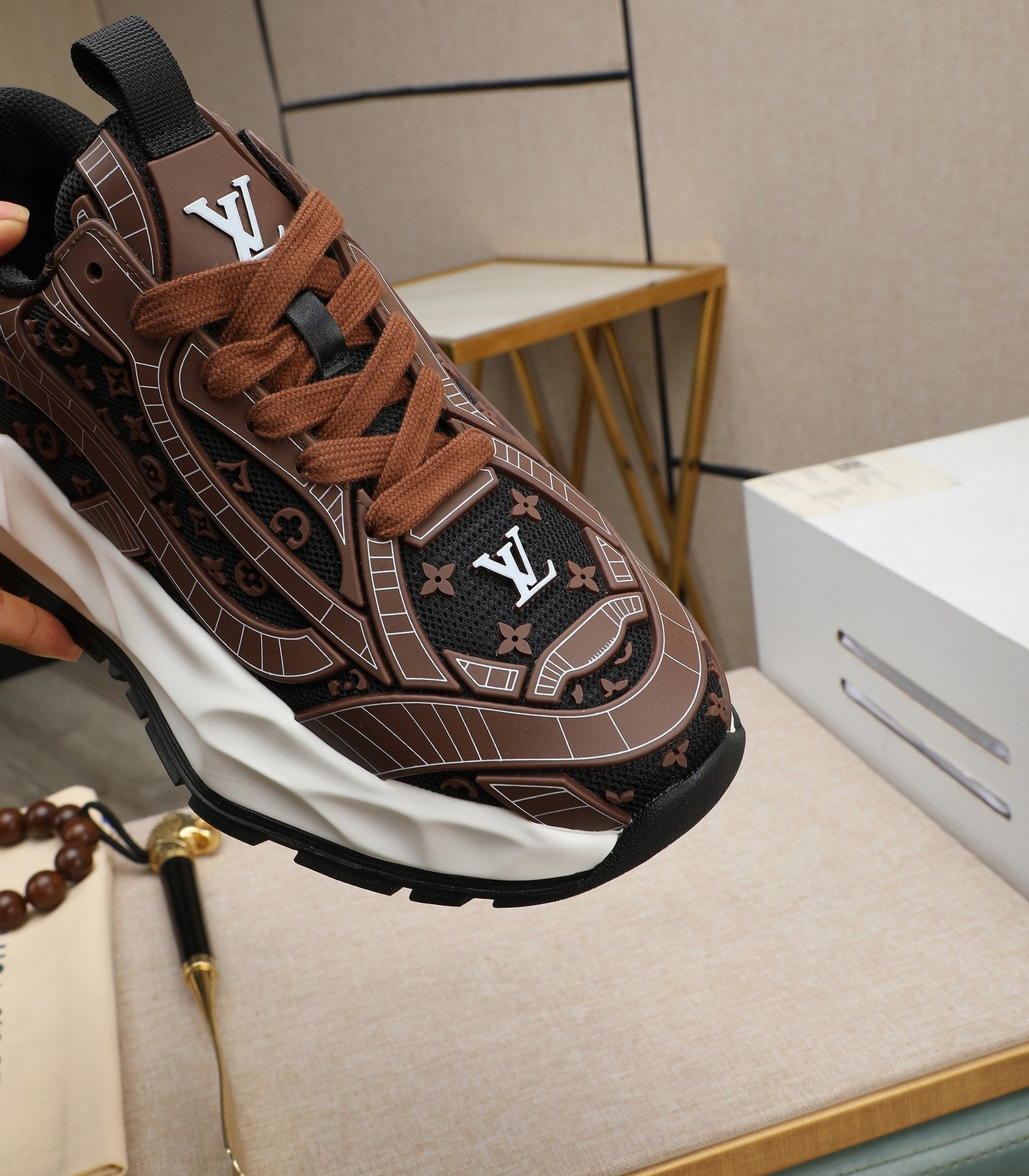LV TRAINER IN CHOCOLATE BROWN CALFSKIN AND BREATHABLE MESH