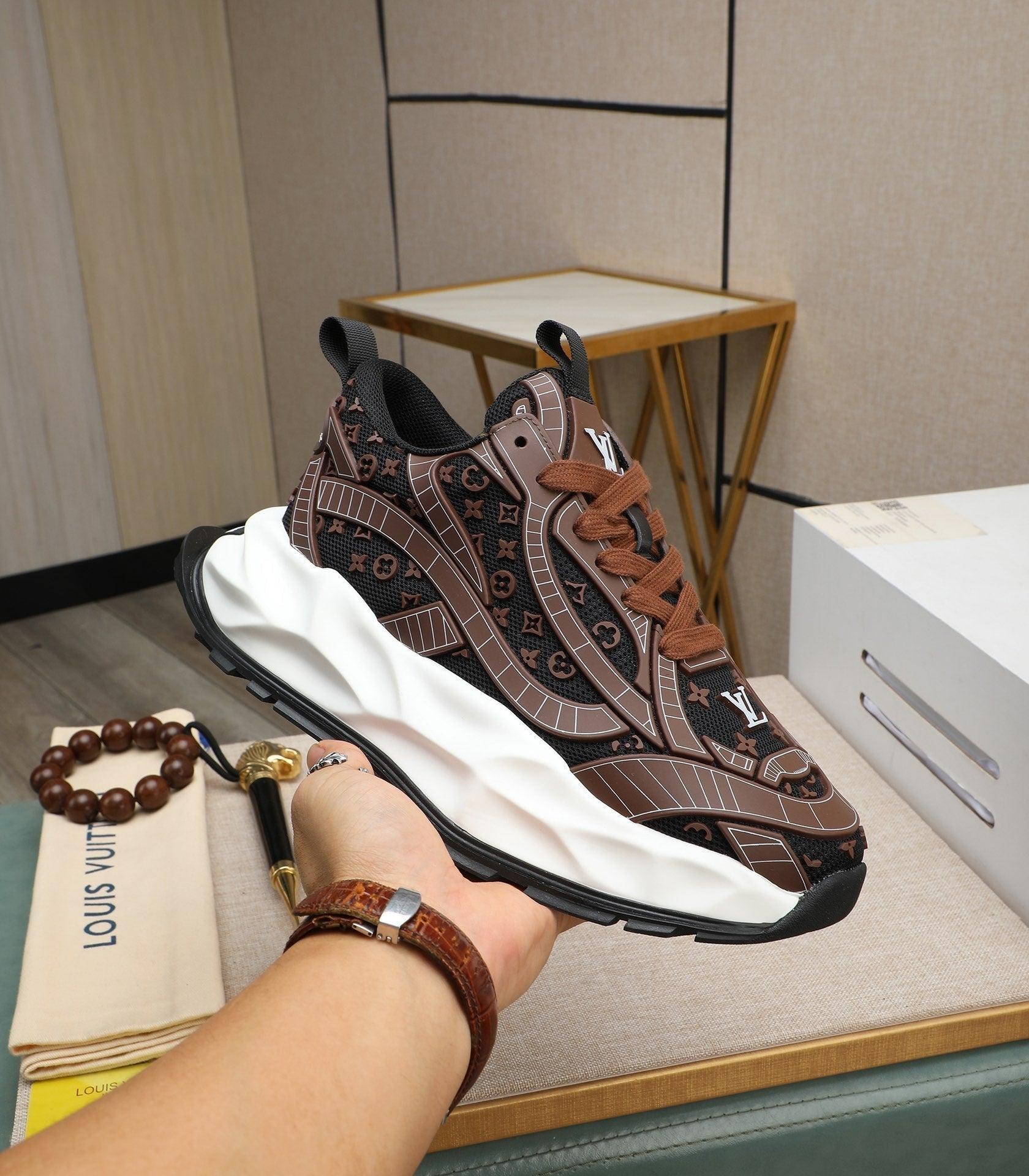LV TRAINER IN CHOCOLATE BROWN CALFSKIN AND BREATHABLE MESH