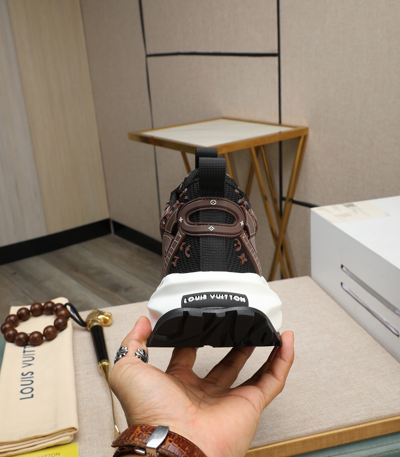 LV TRAINER IN CHOCOLATE BROWN CALFSKIN AND BREATHABLE MESH