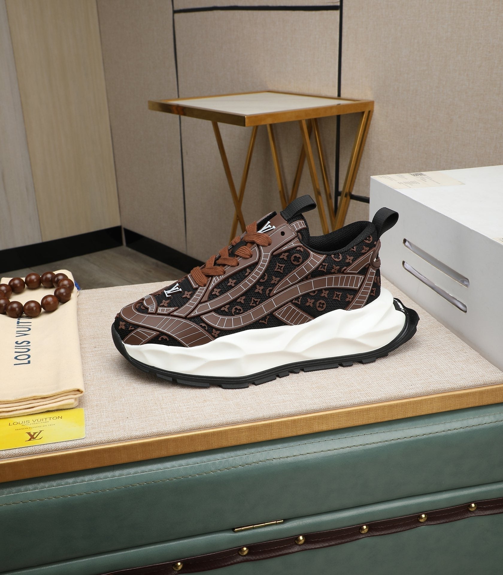 LV TRAINER IN CHOCOLATE BROWN CALFSKIN AND BREATHABLE MESH