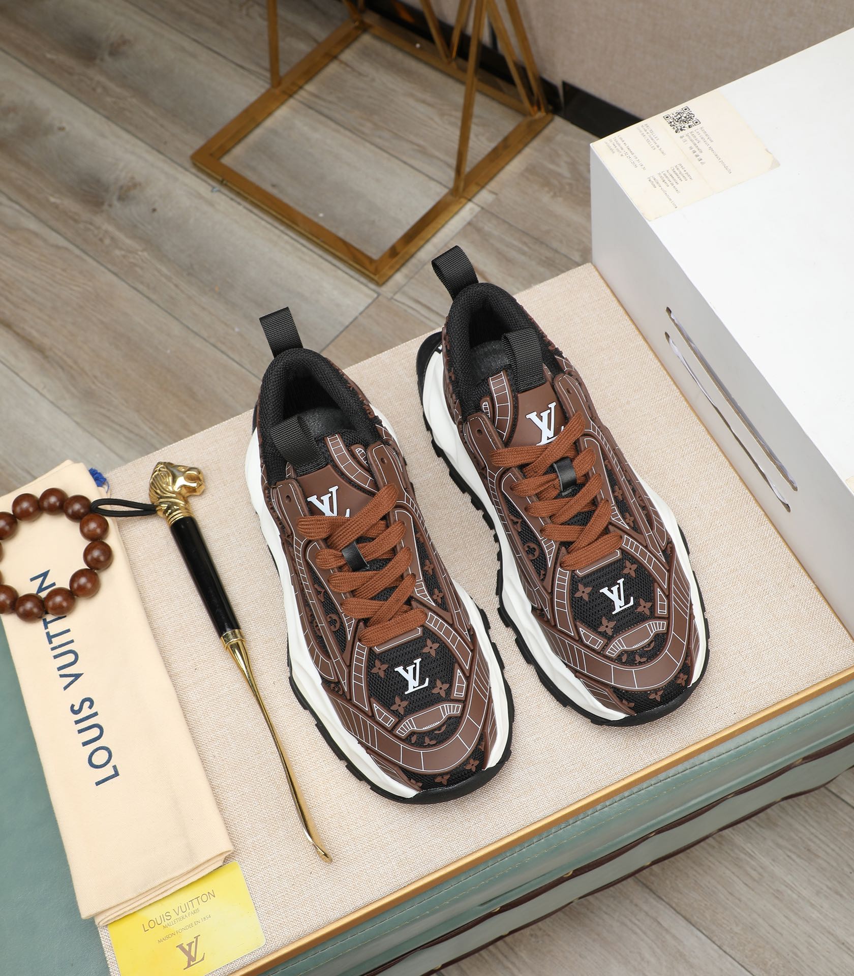 LV TRAINER IN CHOCOLATE BROWN CALFSKIN AND BREATHABLE MESH