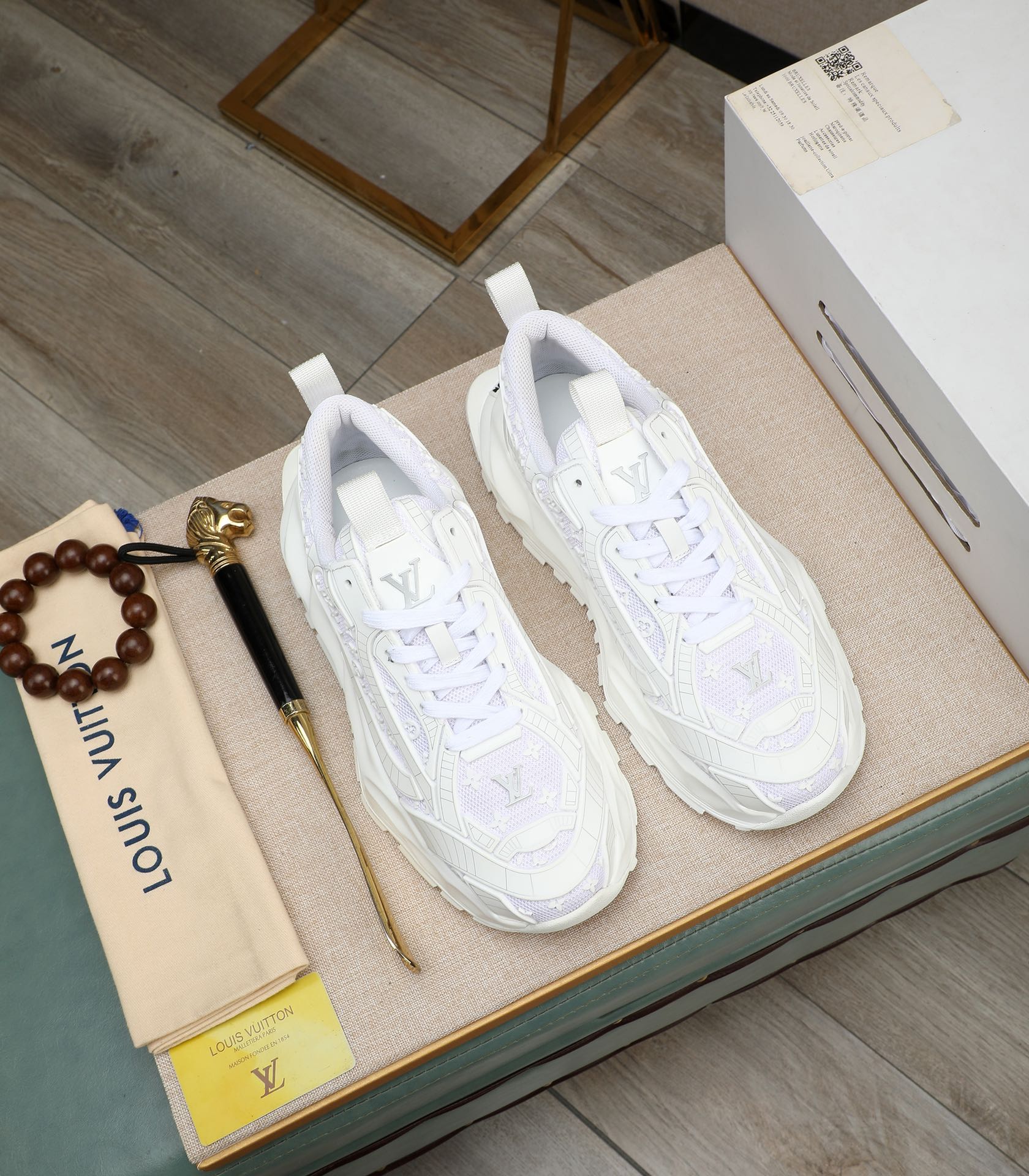 LV TRAINER IN WHITE CALFSKIN AND BREATHABLE MESH