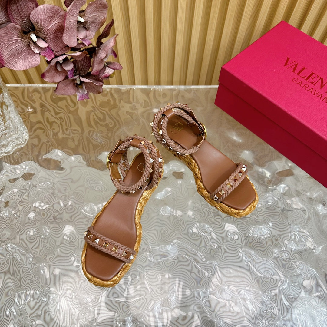 Rockstud Flatform Sandal 45mm In Brown Mix Brownish Pink Calfskin And Raffia 102842
