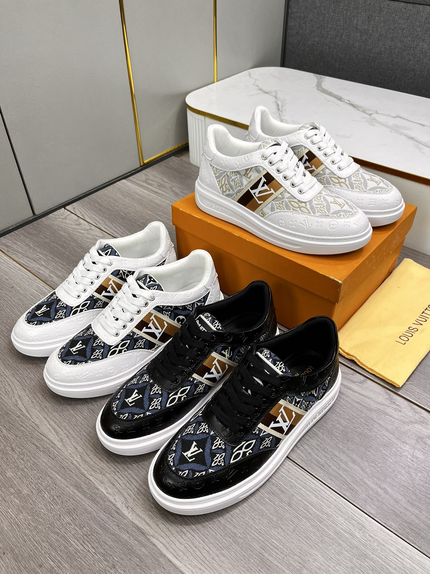 LV TRAINER IN WHITE EMBOSSED CALFSKIN AND MONOGRAM FABRIC