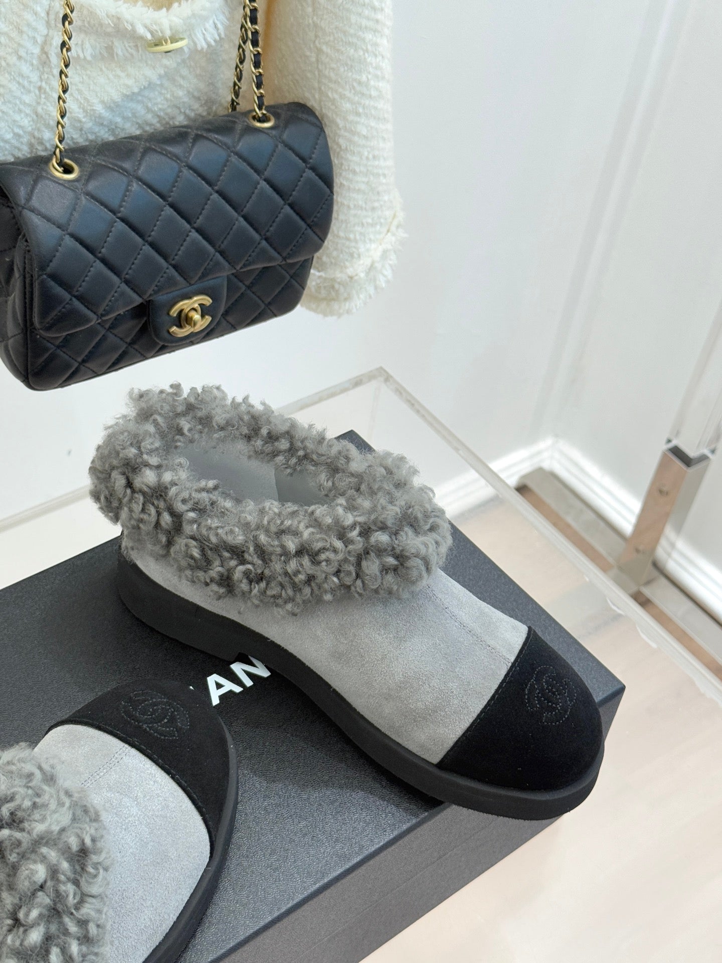 CC 25s  Furry Snow Boots Gray Black Suede Wool 512062