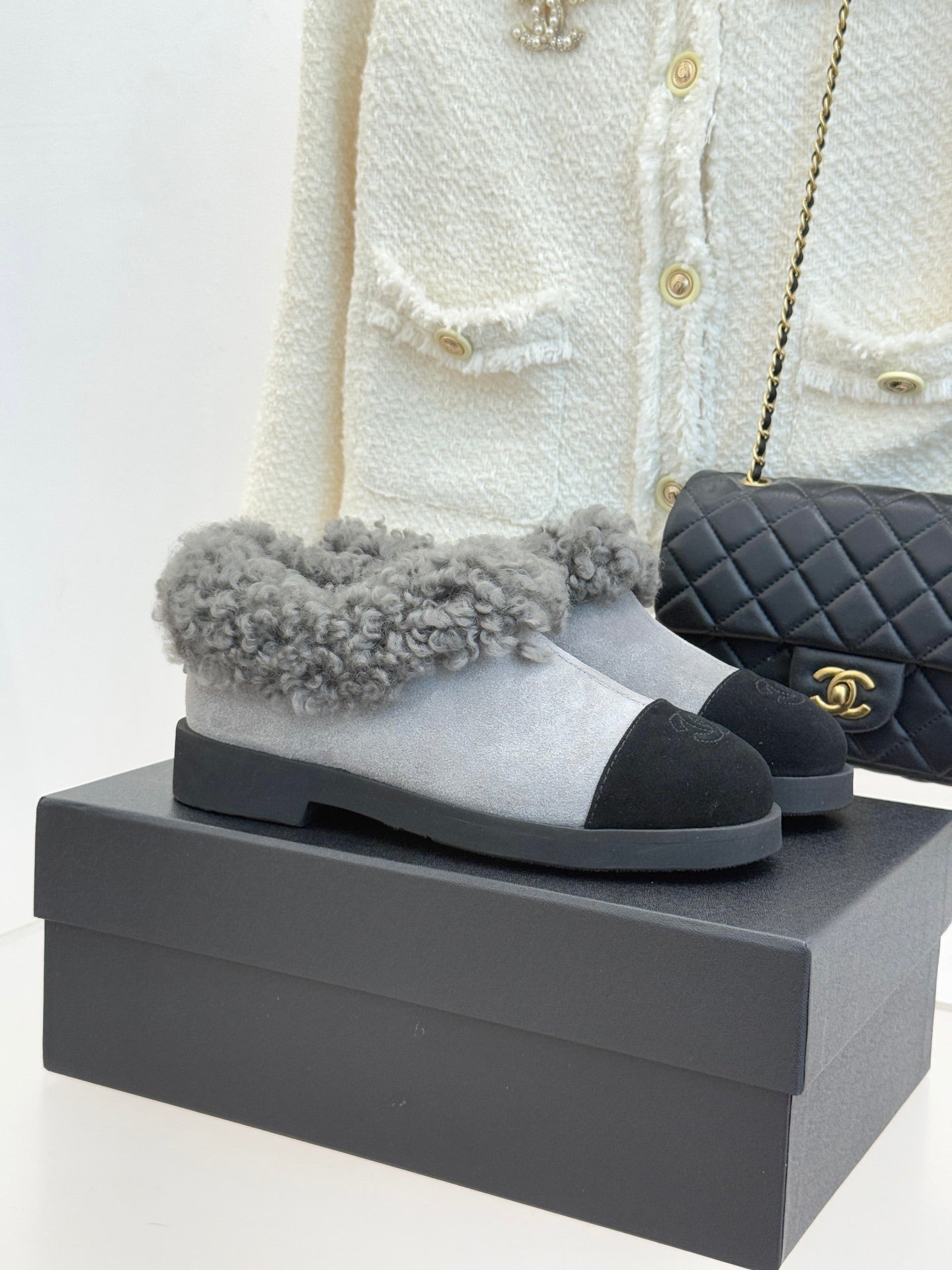 CC 25s  Furry Snow Boots Gray Black Suede Wool 512062