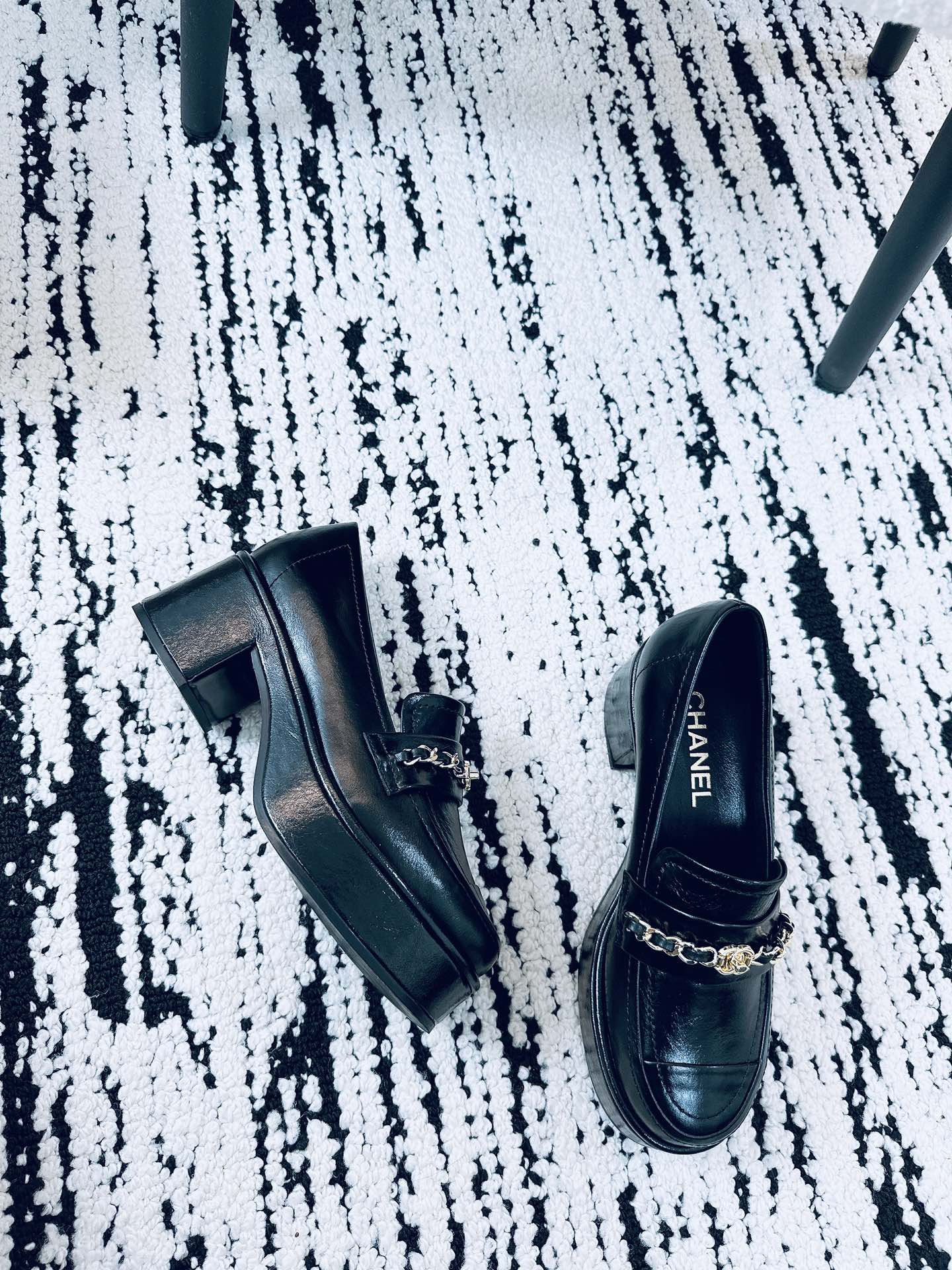CC Moccasins 55mm In Black Glossy Lambskin With Chain 144477