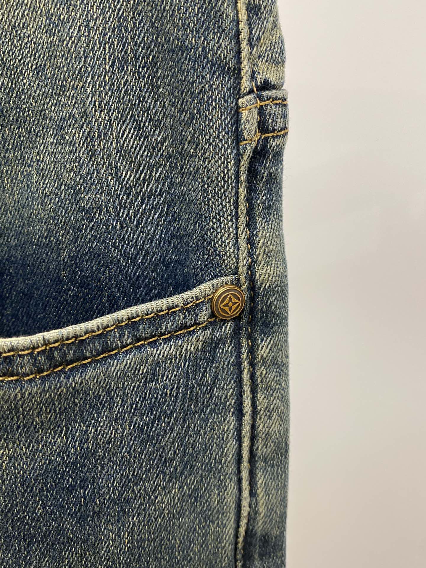 LV STRAIGHT LEG JEANS 239598
